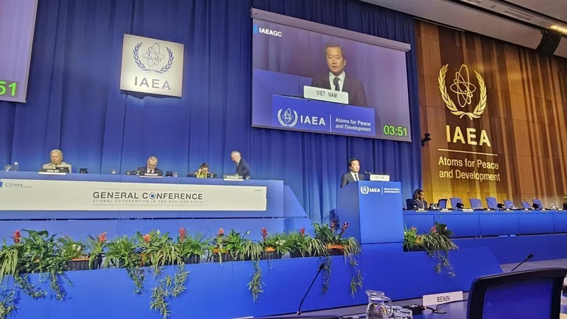 Nguyen Hoang Linh, Director of the Vietnam Agency for Radiation and Nuclear Safety, delivers Vietnam’s national statement at the plenary sitting of the 70th Regular Session of the IAEA General Conference in Austria. (Photo published by VNA)