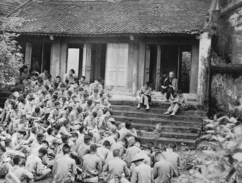 Chủ tịch Hồ Chí Minh nói chuyện với cán bộ Đại đoàn Quân Tiên phong tại Đền Hùng, ngày 19/9/1954