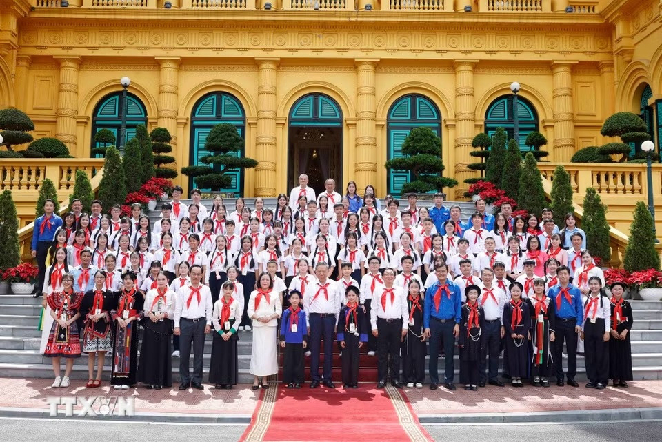 Tổng Bí thư, Chủ tịch nước Tô Lâm và đại biểu chụp ảnh chung với các Đội viên tiêu biểu toàn quốc tại Phủ Chủ tịch, chiều 14/5/2026