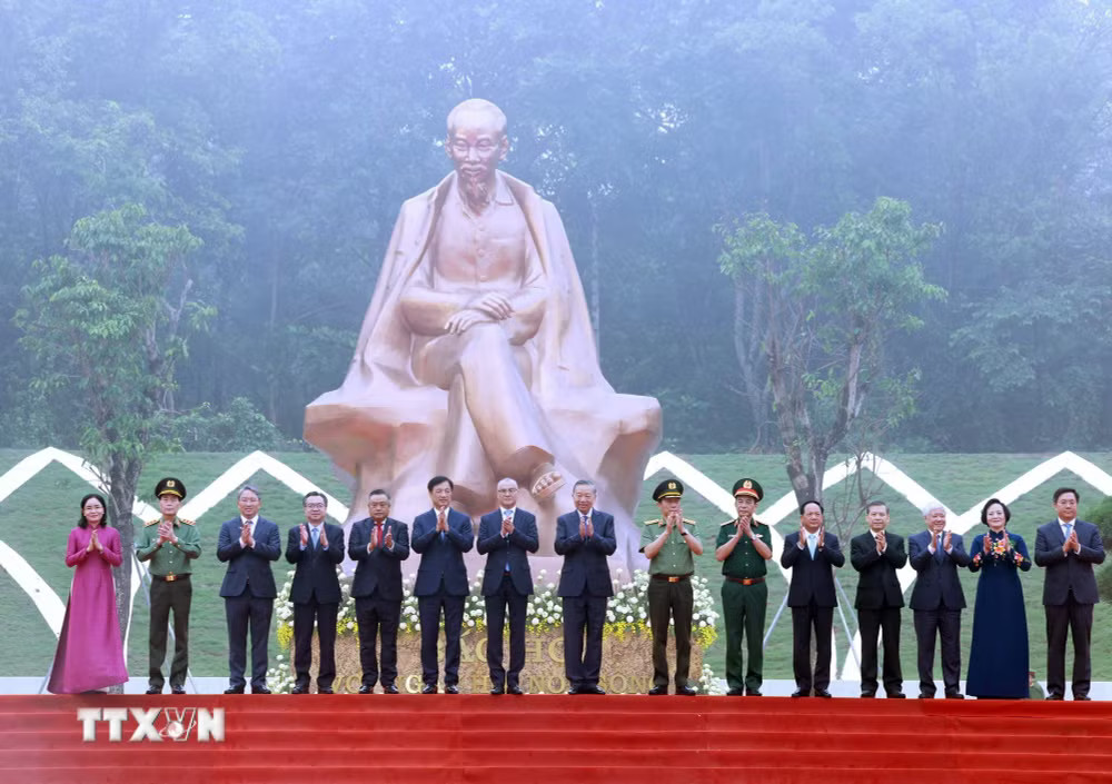 Tổng Bí thư, Chủ tịch nước Tô Lâm và các đại biểu tại Lễ khánh thành Tượng đài “Bác Hồ với Ngày hội non sông”. (Ảnh: Thống Nhất/TTXVN) Tổng Bí thư, Chủ tịch nước Tô Lâm và các đại biểu tại Lễ khánh thành Tượng đài “Bác Hồ với Ngày hội non sông”