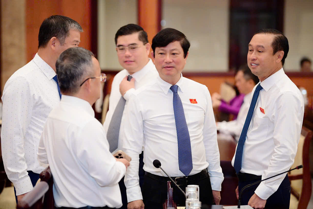 Các đại biểu trao đổi tại Kỳ họp thứ Tư, HĐND Thành phố Hồ Chí Minh - kỳ họp đặt những viên gạch nền tảng pháp lý đầu tiên cụ thể hóa Luật Phát triển đô thị
