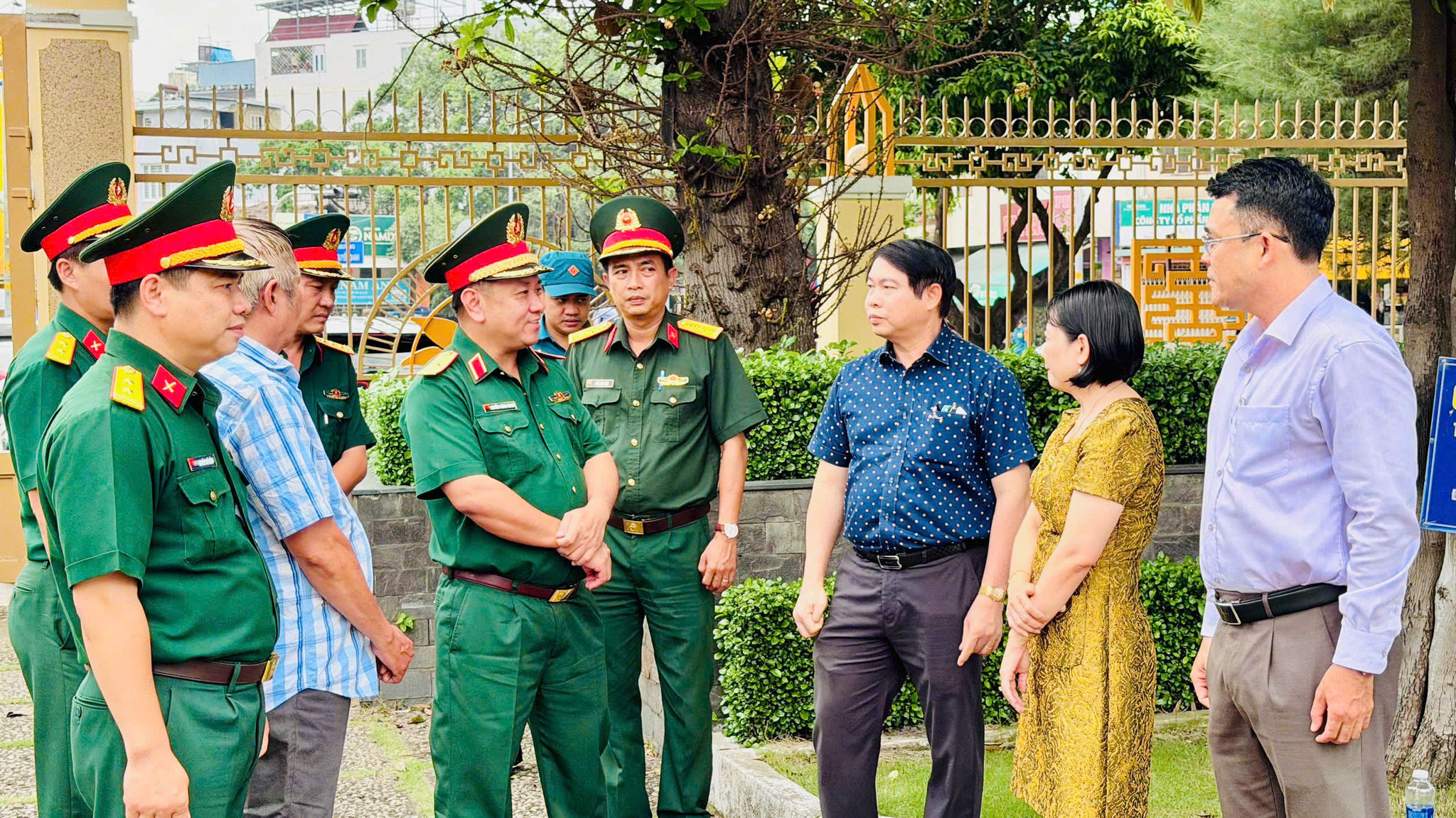 Chính ủy Bộ Tư lệnh TP. Hồ Chí Minh, Thiếu tướng Nguyễn Thành Trung kiểm tra tại Đài tưởng niệm liệt sĩ quận Gò Vấp (cũ)