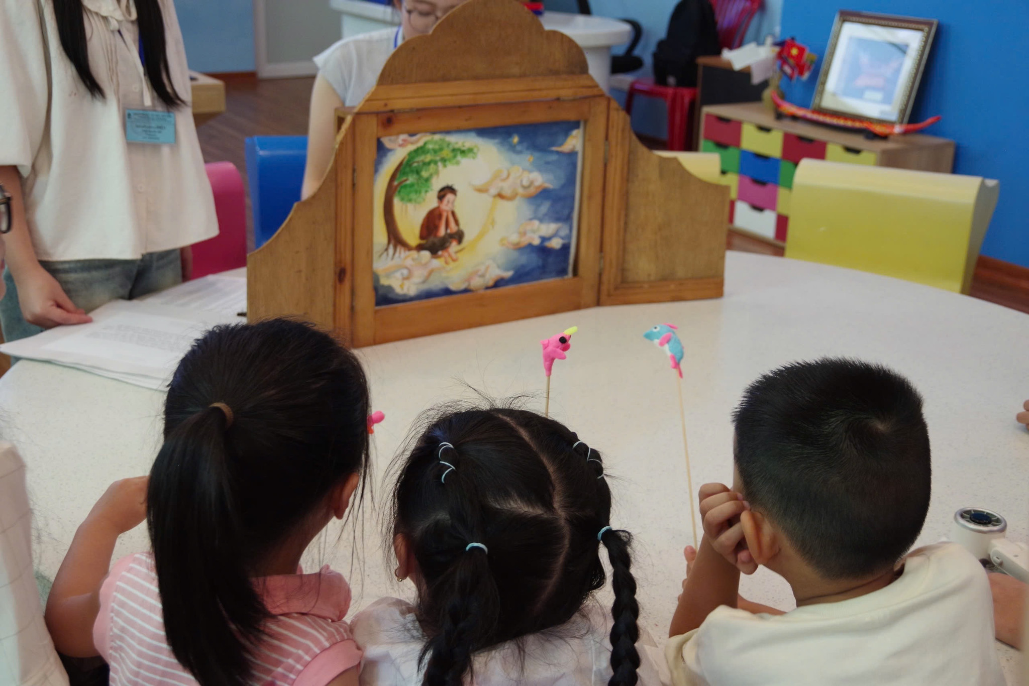 10. Các em nhỏ say sưa nghe kể chuyện tranh về sự tích Trung thu