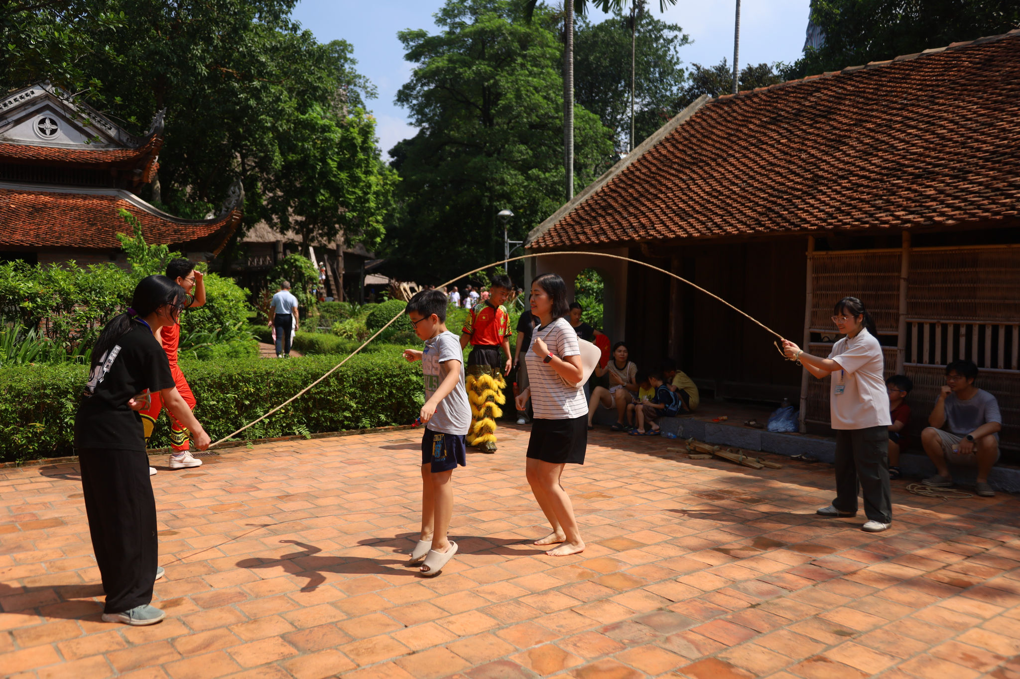 11. Các em nhỏ tham gia trò chơi dân gian nhảy dây thừng