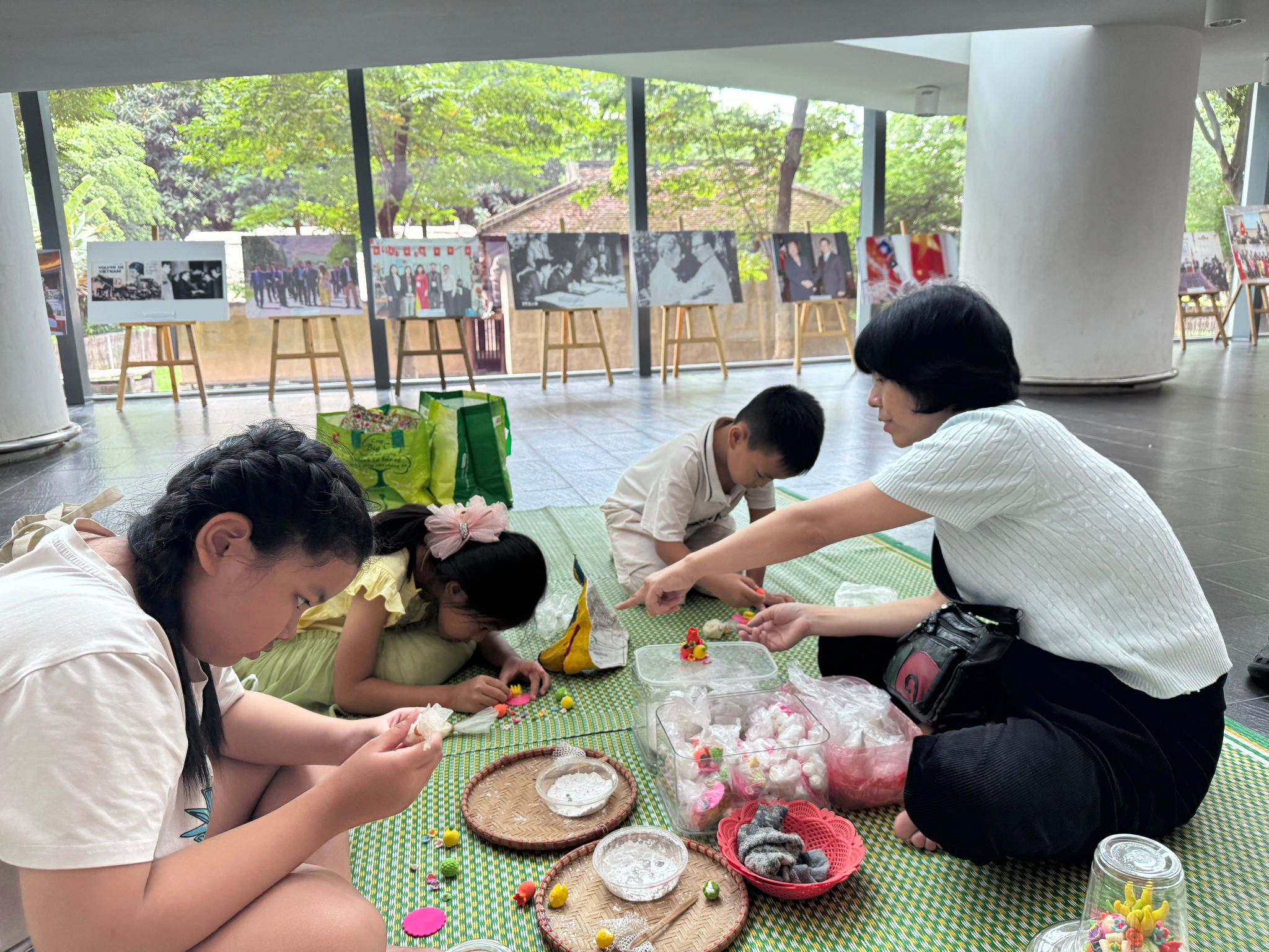 16. Nghệ nhân hướng dẫn các em nhỏ nặn hoa quả bằng bột