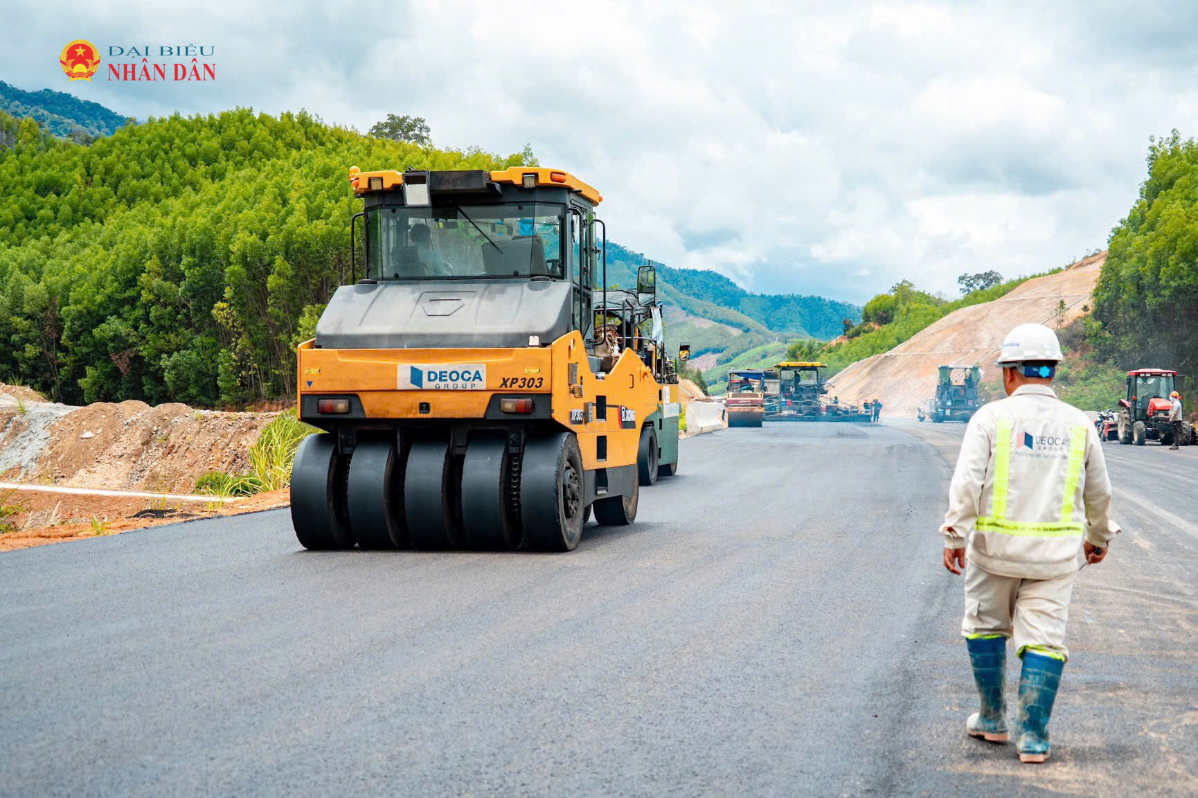 Thi công trải nhựa mặt đường Gói thầu XL1 cao tốc Khánh Hòa - Buôn Ma Thuột