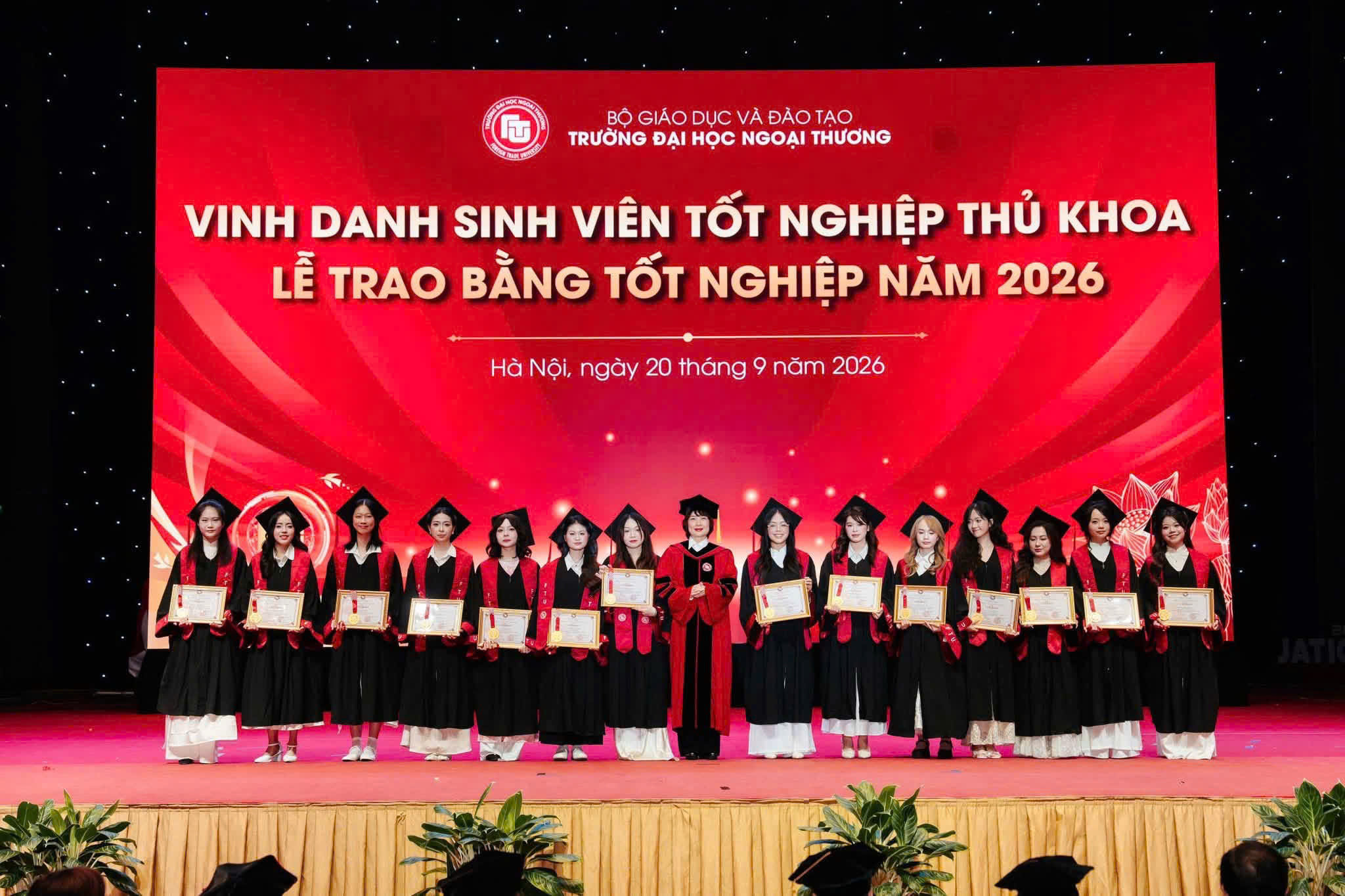 Trường Đại học Ngoại thương trao bằng tốt nghiệp đợt 2 cho hơn 1.700 sinh viên
