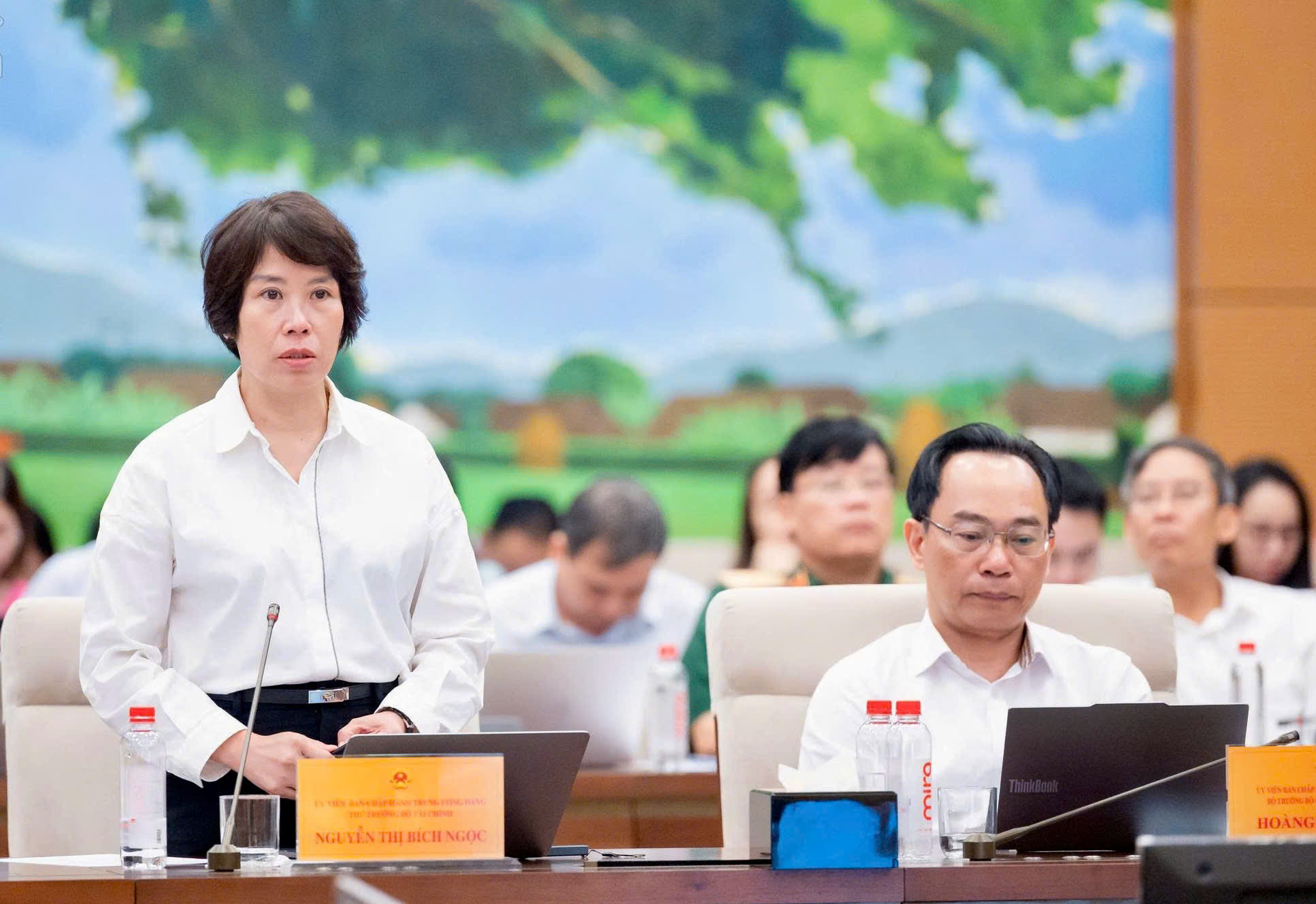 Thứ trưởng Bộ Tài chính Nguyễn Thị Bích Ngọc phát biểu