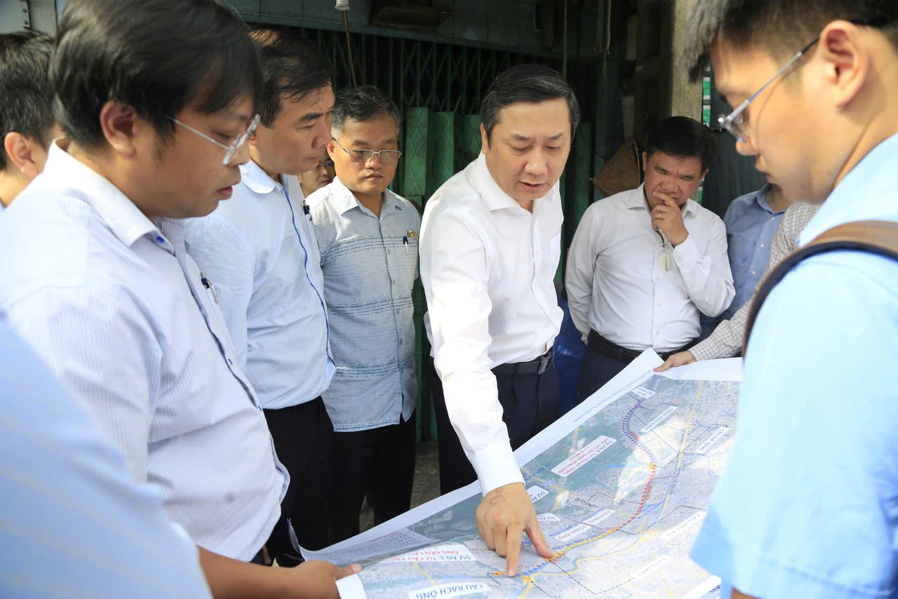 Ban Kinh tế - Ng&acirc;n s&aacute;ch HĐND Th&agrave;nh phố Hồ Ch&iacute; Minh khảo s&aacute;t thực địa 4 dự &aacute;n thuộc Chương tr&igrave;nh chỉnh trang đ&ocirc; thị khu vực bờ Nam K&ecirc;nh Đ&ocirc;i trước Kỳ họp thứ Tư