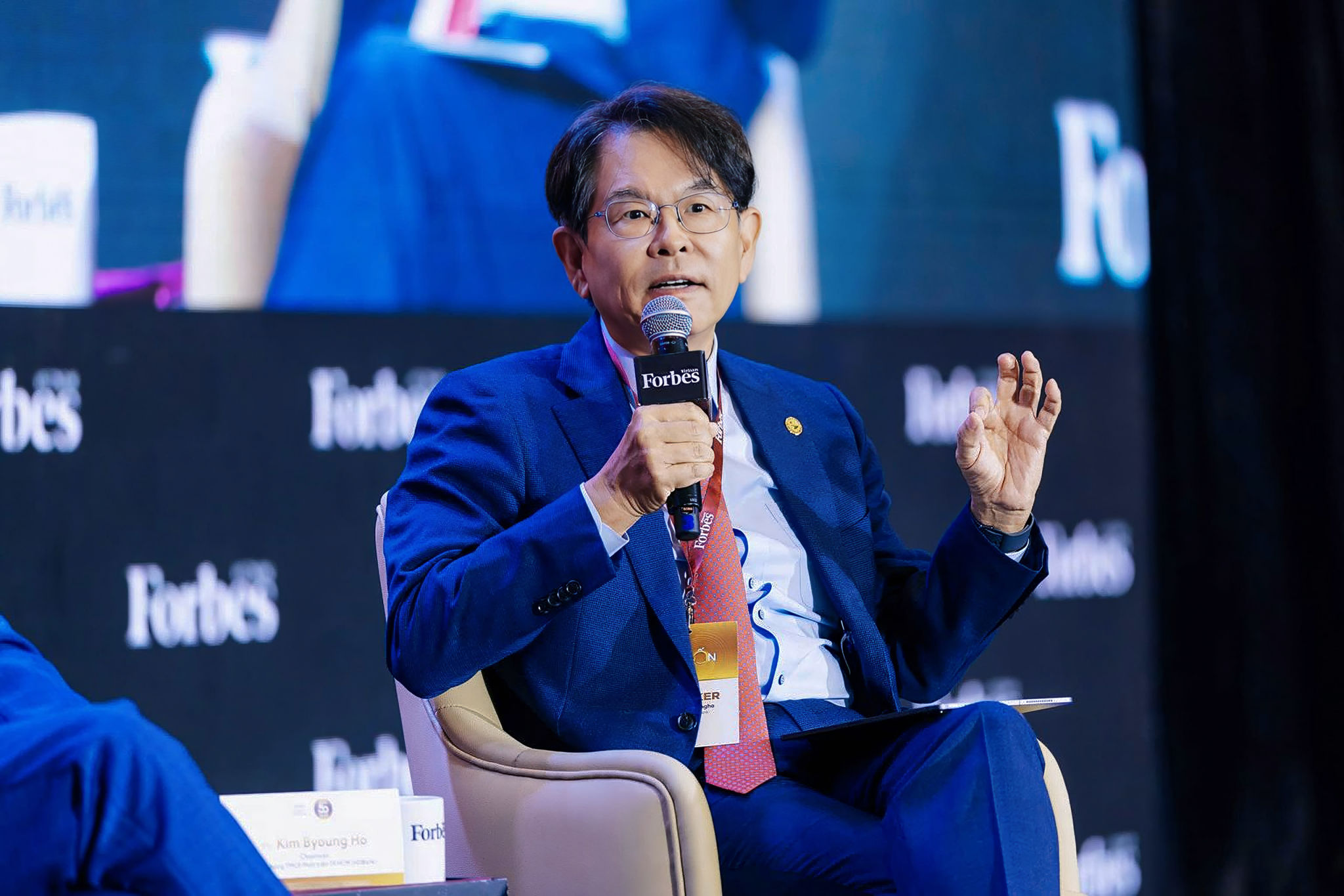 Ông Kim Byoungho - Chủ tịch Hội đồng Quản trị HDBank - tham gia phiên thảo luận cấp cao cùng các chuyên gia và lãnh đạo doanh nghiệp trong nước, quốc tế