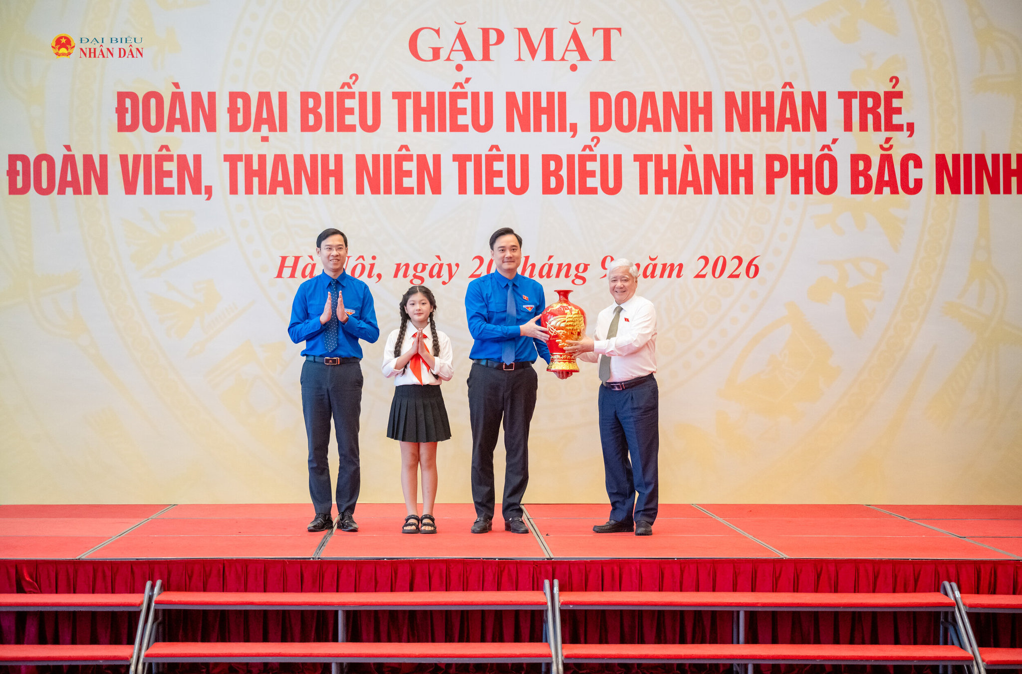 Phó Chủ tịch Thường trực Quốc hội Đỗ Văn Chiến đã trao quà tặng Thành đoàn thành phố Bắc Ninh