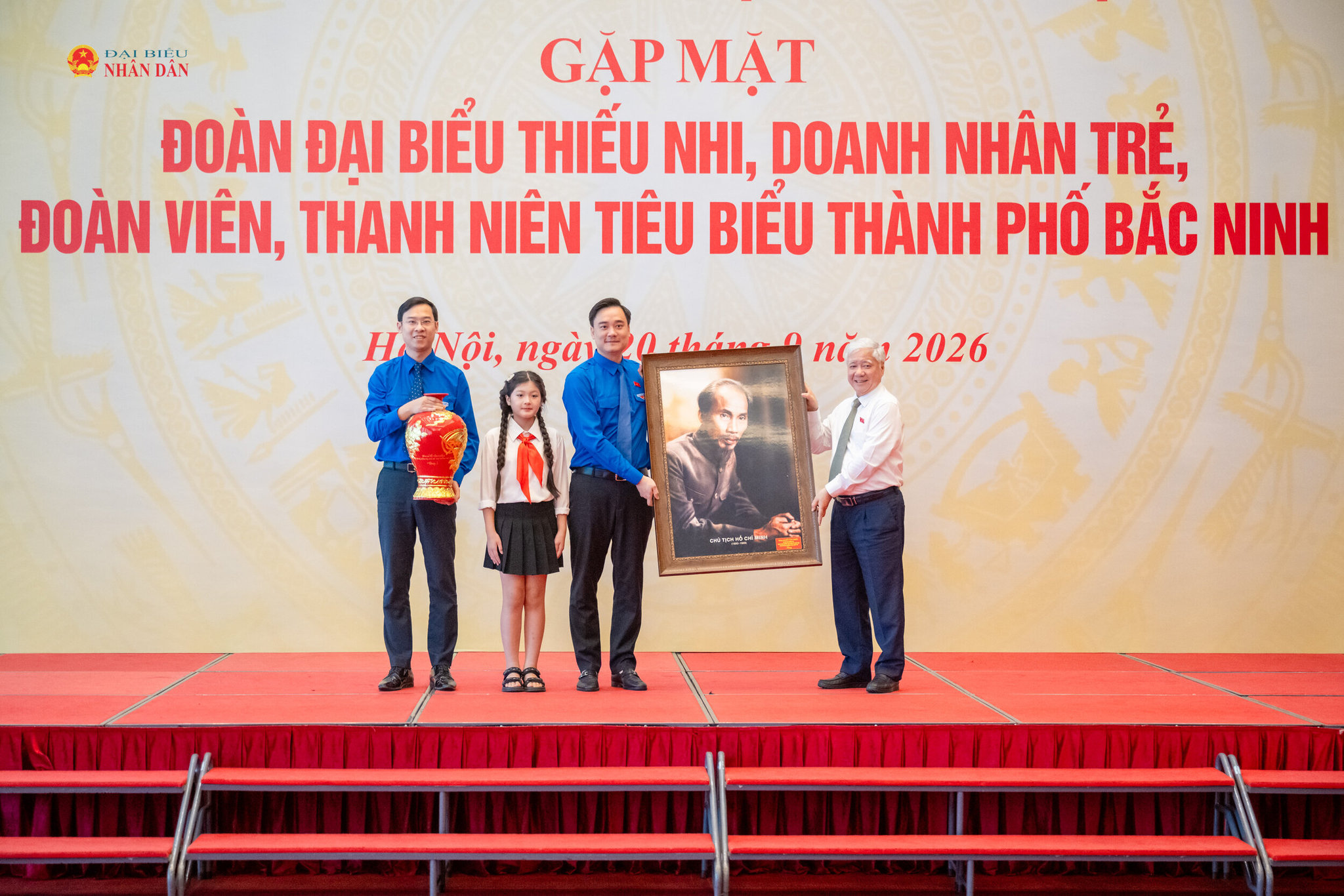 Phó Chủ tịch Thường trực Quốc hội Đỗ Văn Chiến đã trao quà tặng Thành đoàn thành phố Bắc Ninh