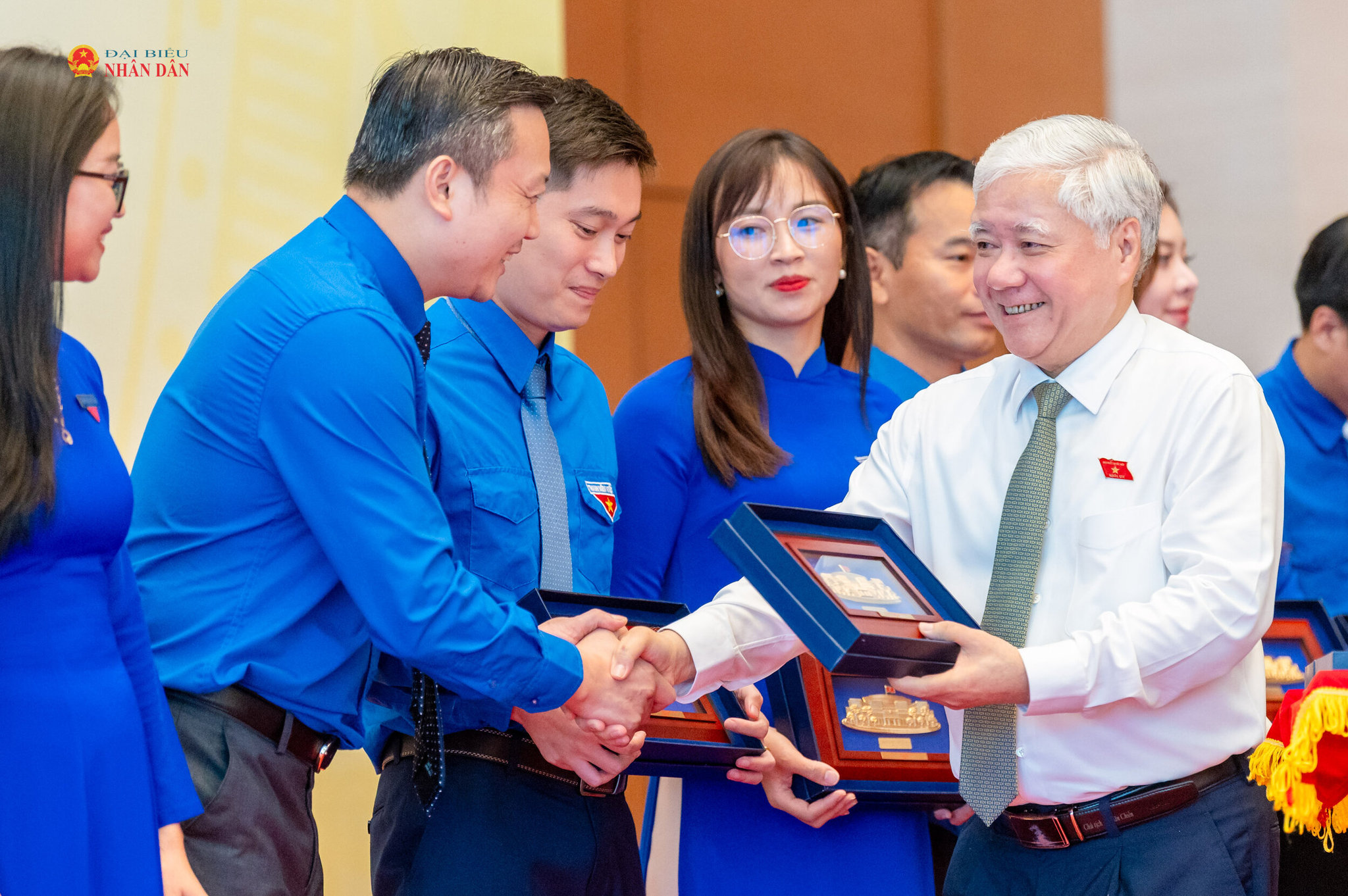 Phó Chủ tịch Thường trực Quốc hội Đỗ Văn Chiến đã trao quà tặng 15 cán bộ đại diện cho cán bộ Đoàn, Hội Doanh nhân trẻ và Bí thư Đoàn cơ cở của thành phố Bắc Ninh