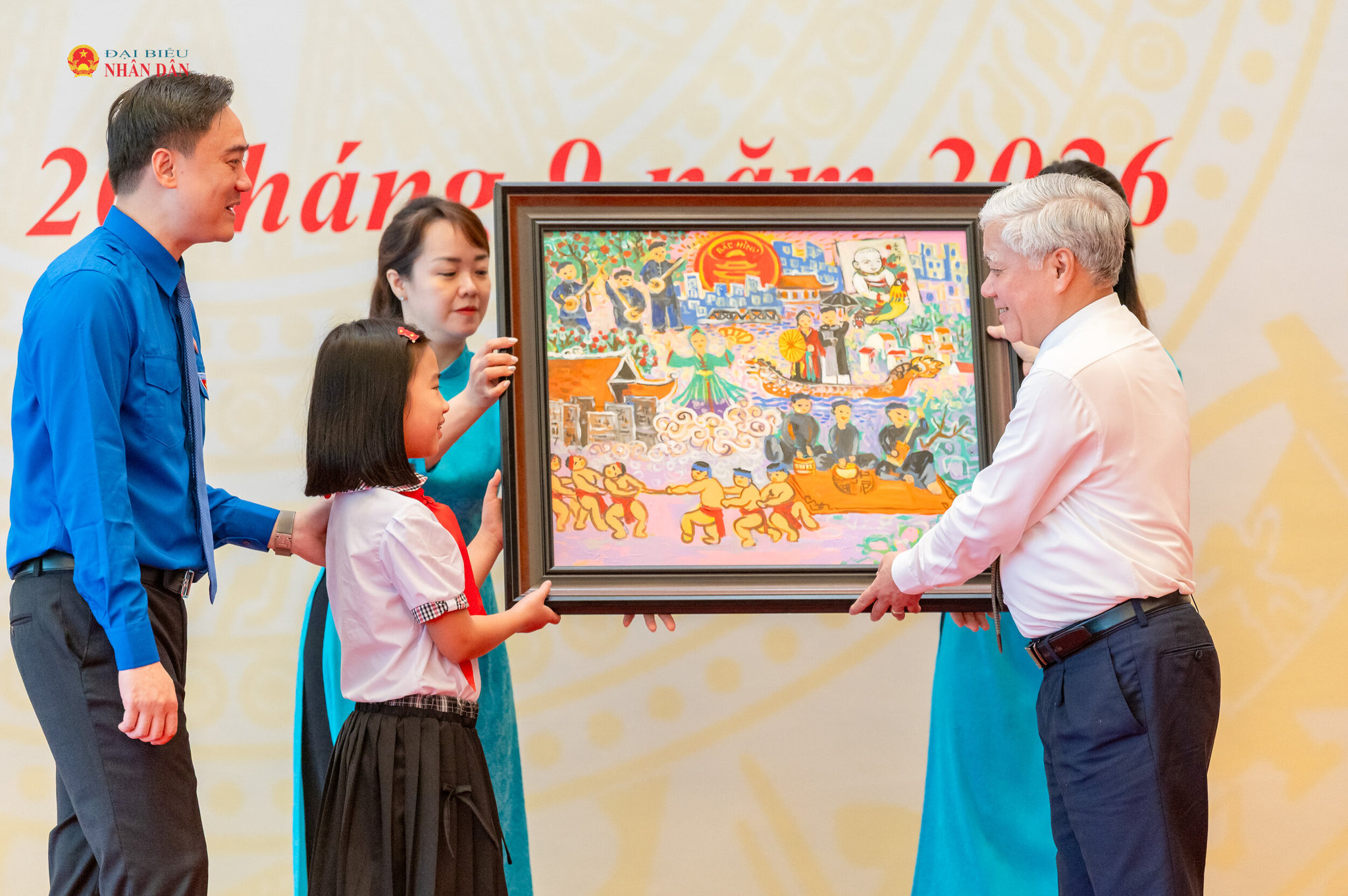 Các em thiếu nhi trao một bức tranh đặc biệt do chính các em vẽ để tặng Phó Chủ tịch Thường trực Quốc hội Đỗ Văn Chiến