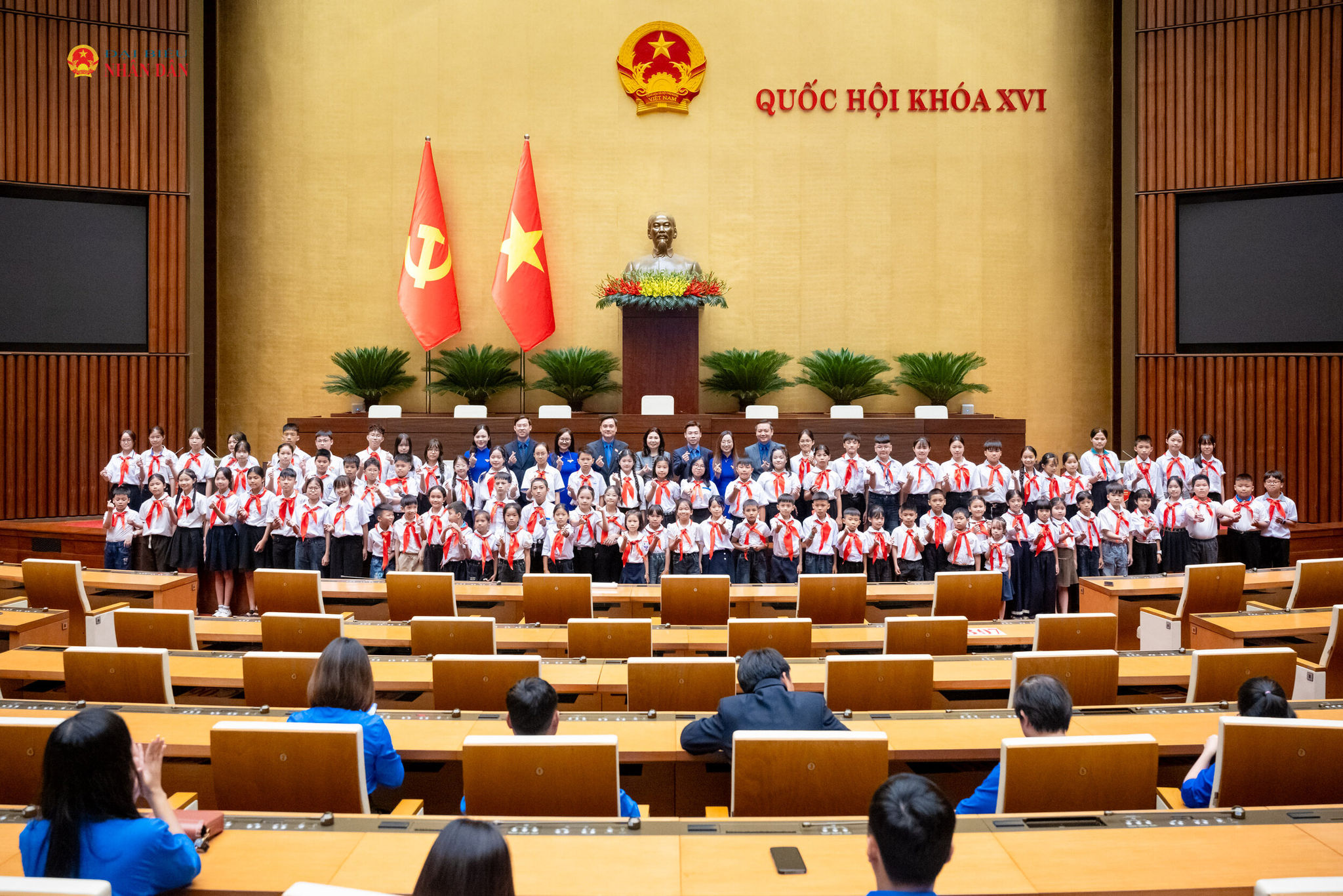 Đoàn đại biểu thiếu nhi, doanh nhân trẻ, đoàn viên, thanh niên tiêu biểu Thành phố Bắc Ninh tham quan Hội trường Diên Hồng