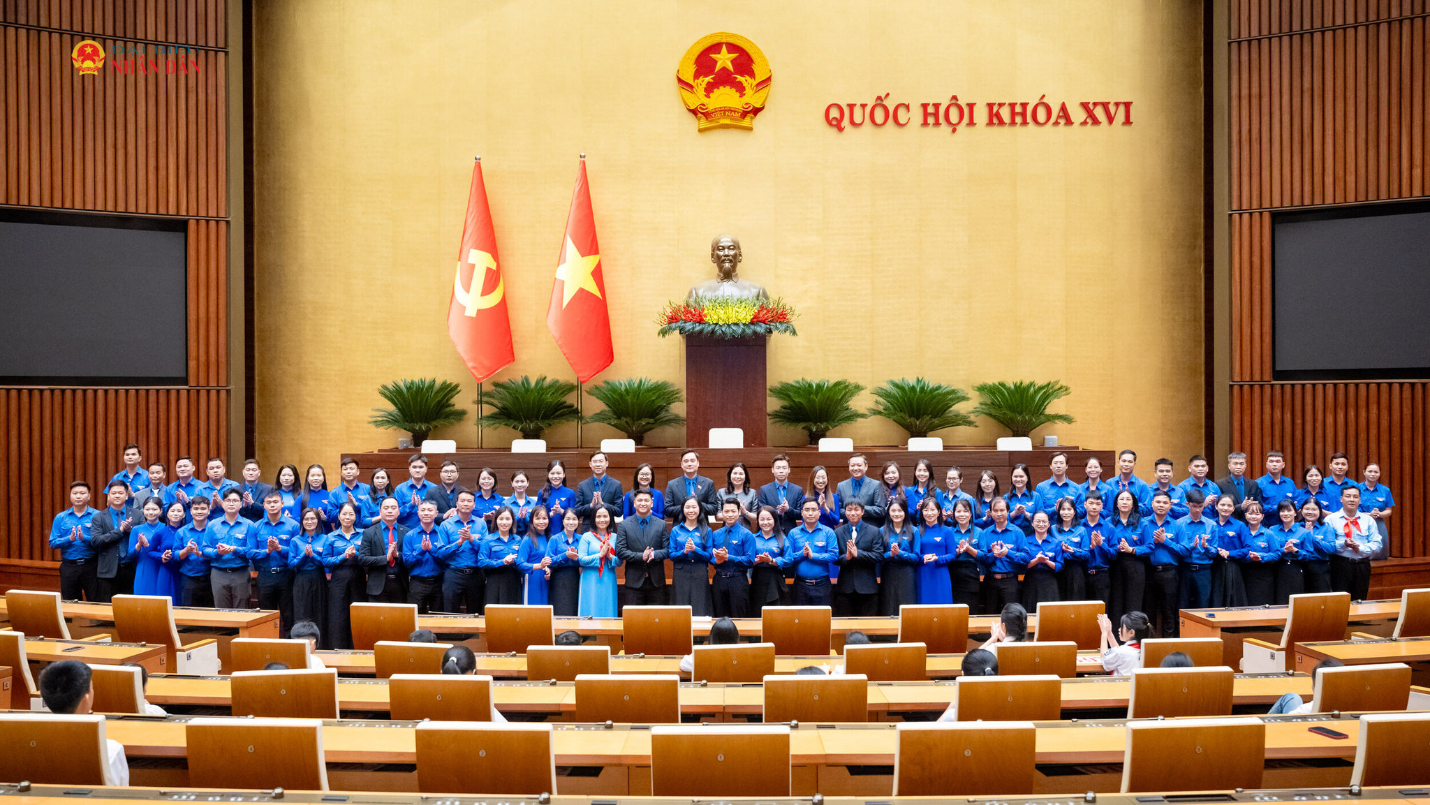 Đoàn đại biểu thiếu nhi, doanh nhân trẻ, đoàn viên, thanh niên tiêu biểu Thành phố Bắc Ninh tham quan Hội trường Diên Hồng