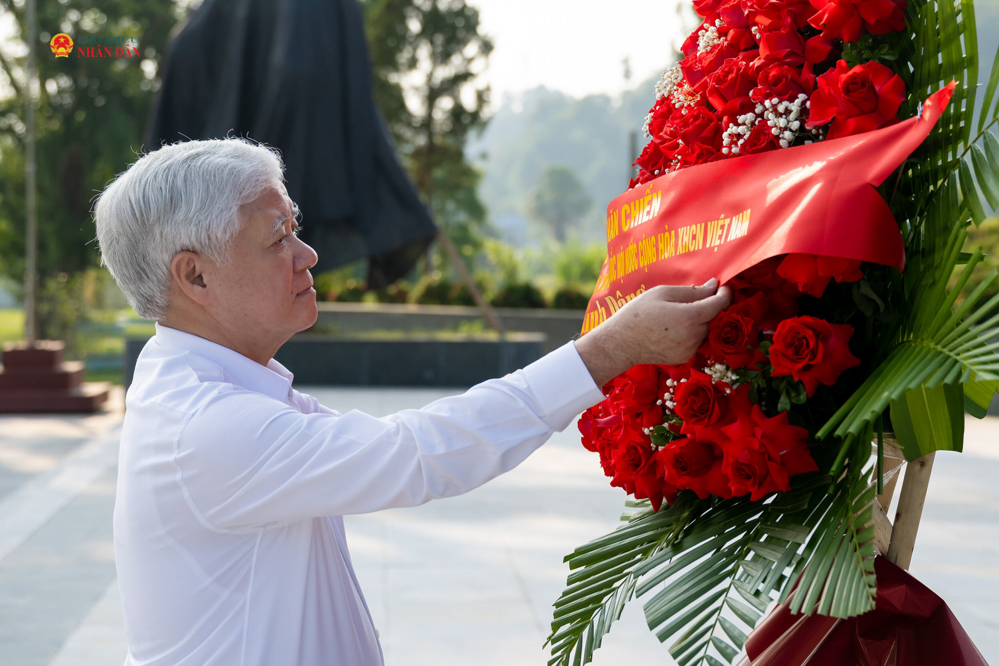 Phó Chủ tịch Thường trực Quốc hội đã dâng hương tại Tượng đài Bác Hồ ở Tân Trào
