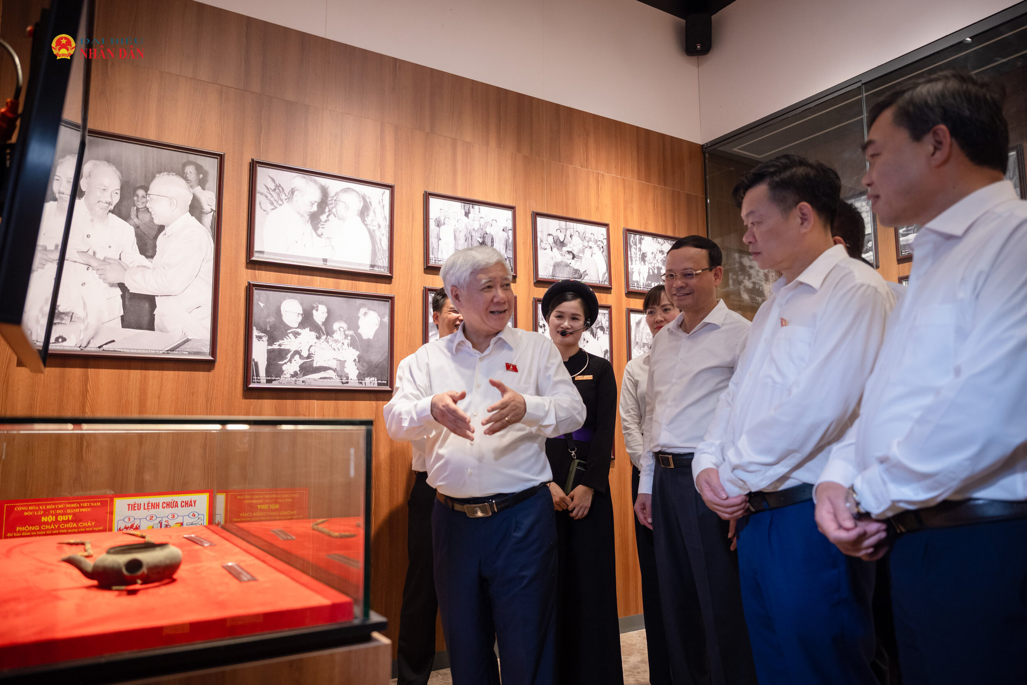 Phó Chủ tịch Thường trực Quốc hội Đỗ Văn Chiến thăm quan Nhà trưng bày Ban Thường trực Quốc hội