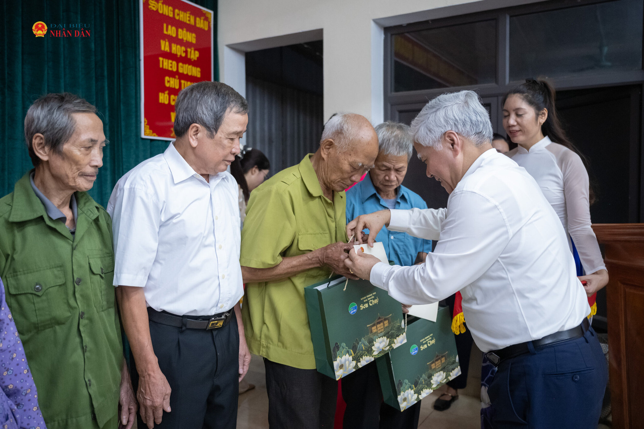 Phó Chủ tịch Thường trực Quốc hội Đỗ Văn Chiến thăm, trao quà tặng người cao tuổi tại xã Trung Sơn, tỉnh Tuyên Quang