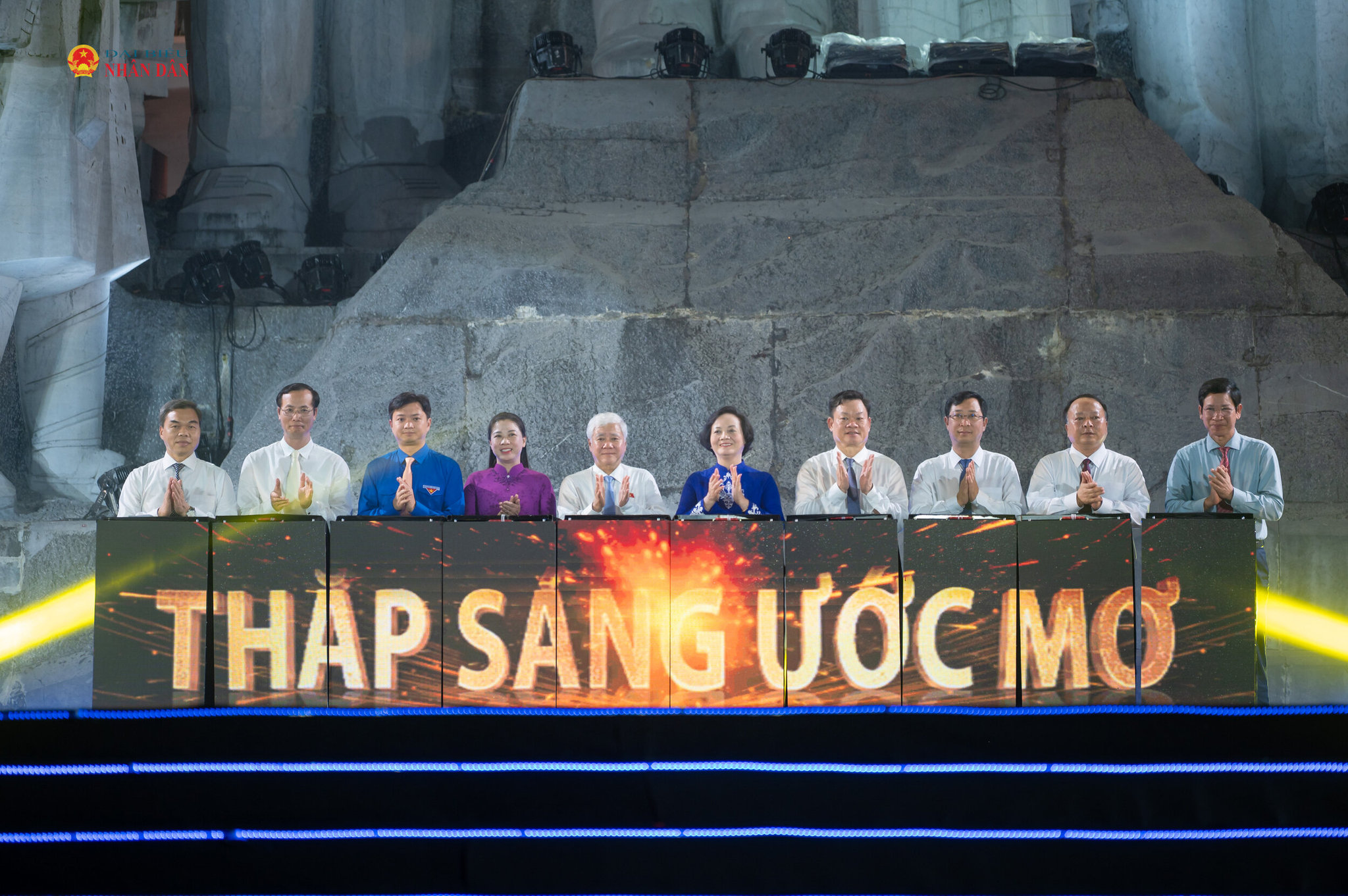 Phó Chủ tịch Thường trực Quốc hội Đỗ Văn Chiến, Phó Thủ tướng Chính phủ Phạm Thị Thanh Trà cùng các đại biểu đã thực hiện Nghi thức thắp sáng ước mơ