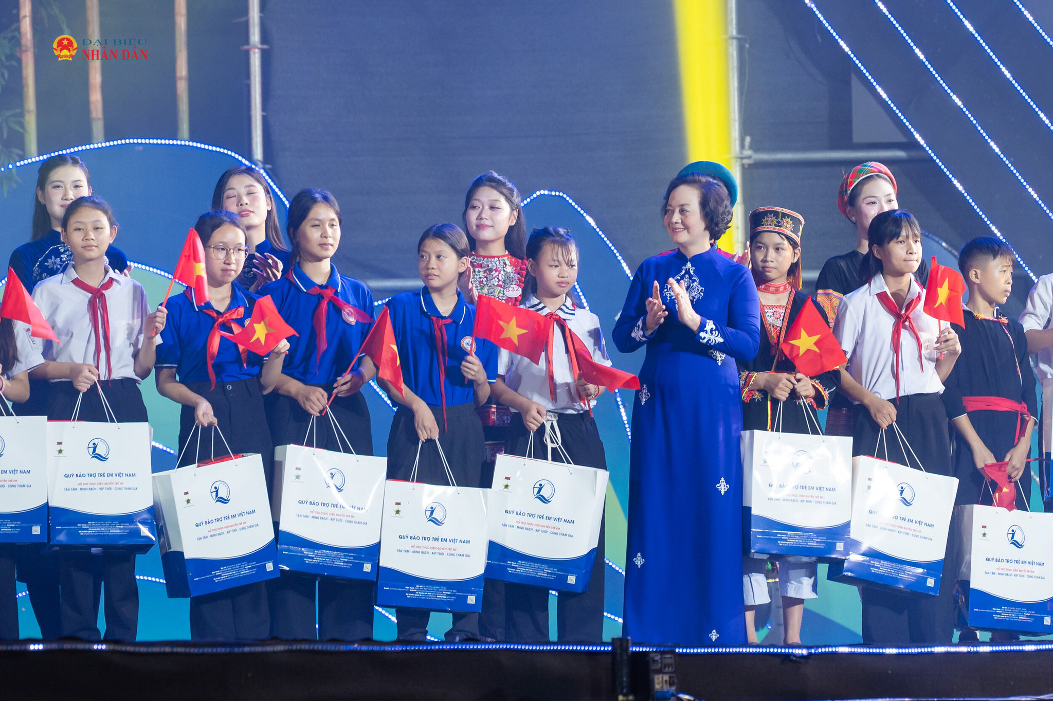 Phó Chủ tịch Thường trực Quốc hội Đỗ Văn Chiến và Phó Thủ tướng Chính phủ Phạm Thị Thanh Trà dành tặng những phần quà ý nghĩa tới 100 em học sinh có hoàn cảnh khó khăn, có ý chí vươn lên trong học tập