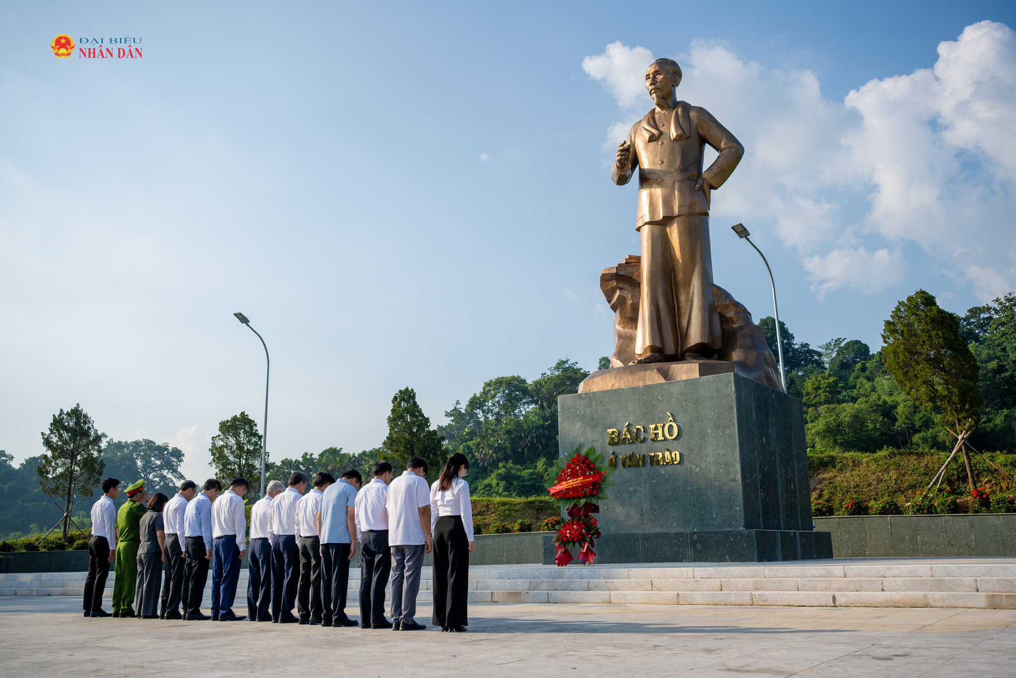 Phó Chủ tịch Thường trực Quốc hội đã dâng hương tại Tượng đài Bác Hồ ở Tân Trào
