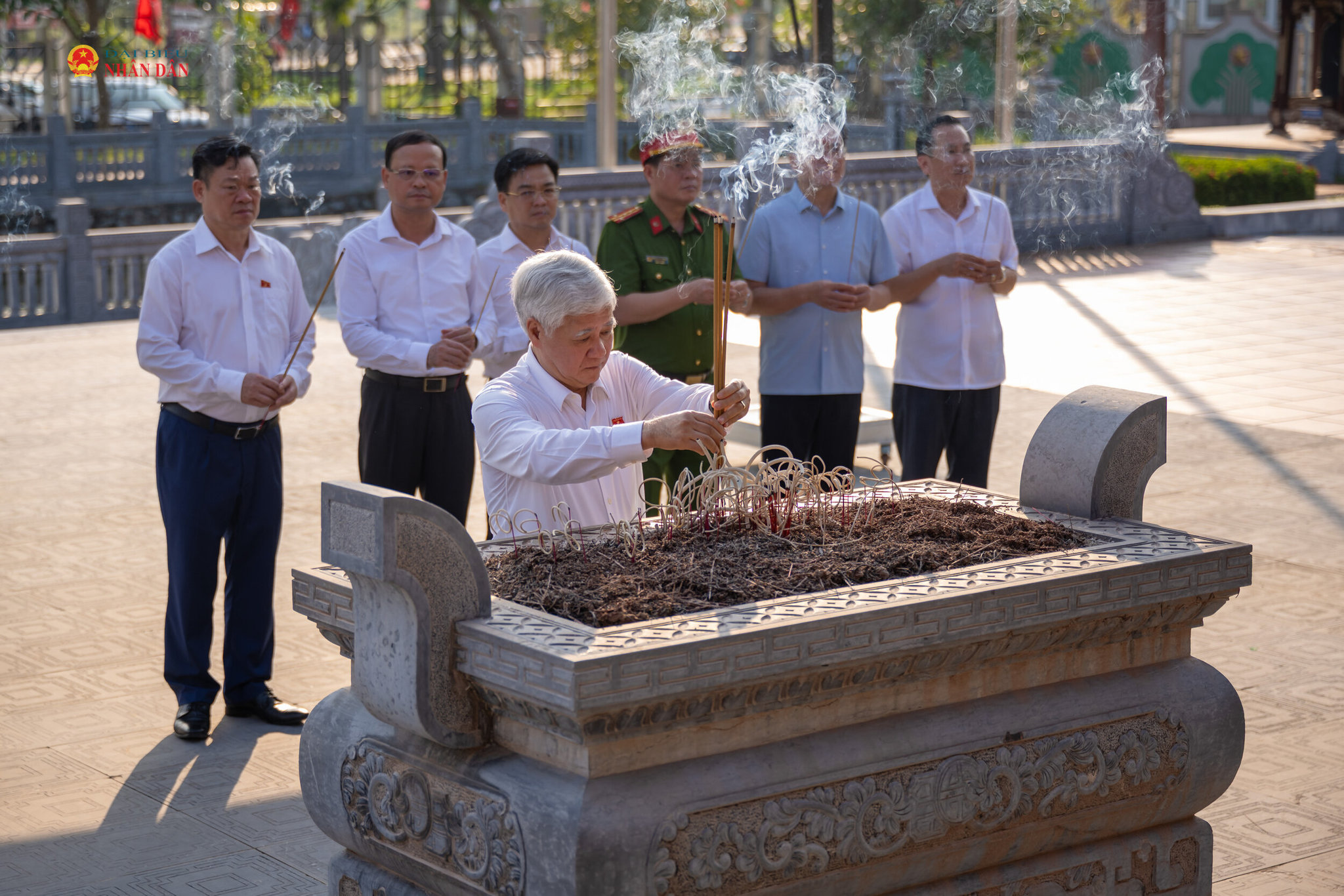 Phó Chủ tịch Thường trực Quốc hội đã dâng hương dâng hương tại Khu tưởng niệm Chủ tịch Hồ Chí Minh và các vị tiền bối cách mạng