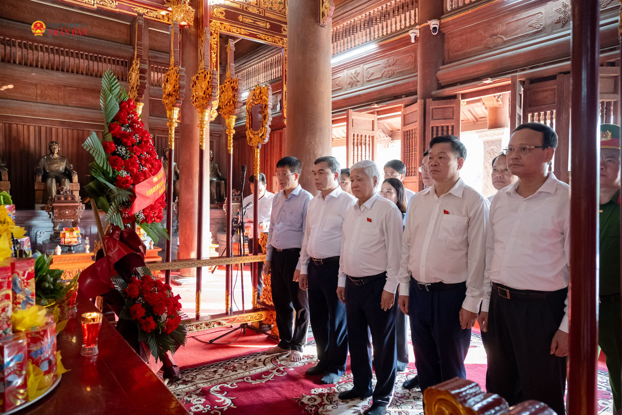 Phó Chủ tịch Thường trực Quốc hội đã dâng hương dâng hương tại Khu tưởng niệm Chủ tịch Hồ Chí Minh và các vị tiền bối cách mạng