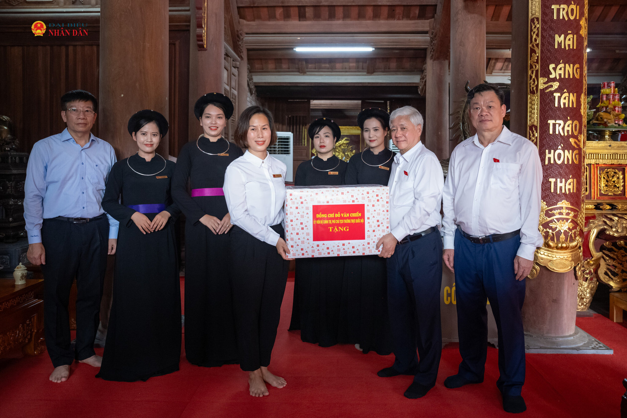 Phó Chủ tịch Thường trực Quốc hội Đỗ Văn Chiến trao quà tặng Ban Quản lý Khu tưởng niệm Chủ tịch Hồ Chí Minh và các vị tiền bối cách mạng