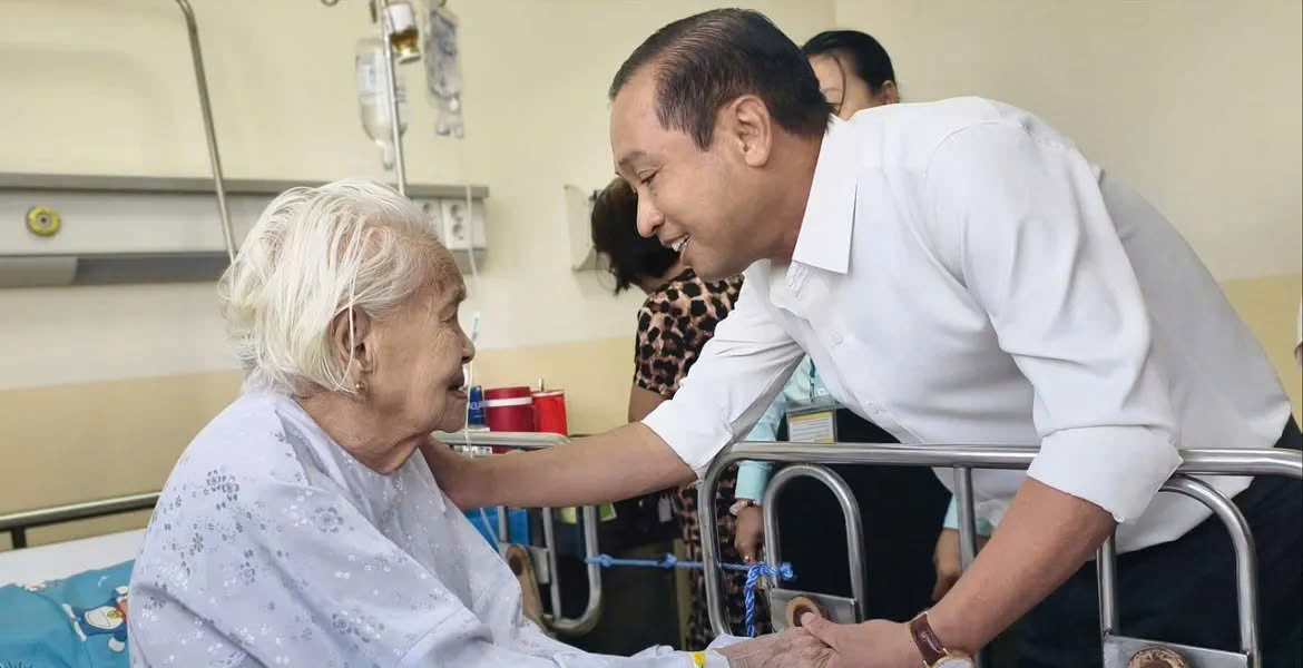 Th&agrave;nh ủy vi&ecirc;n, Ph&oacute; Chủ tịch HĐND Th&agrave;nh phố Hồ Ch&iacute; Minh Huỳnh Thanh Nh&acirc;n thăm hỏi, động vi&ecirc;n sức khỏe người bệnh
