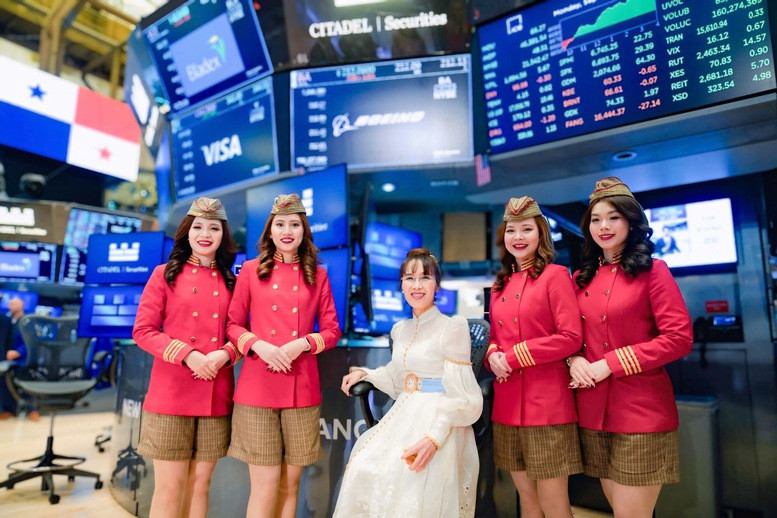 Tiến sĩ Nguyễn Thị Phương Thảo và các tiếp viên Vietjet thăm sàn NYSE