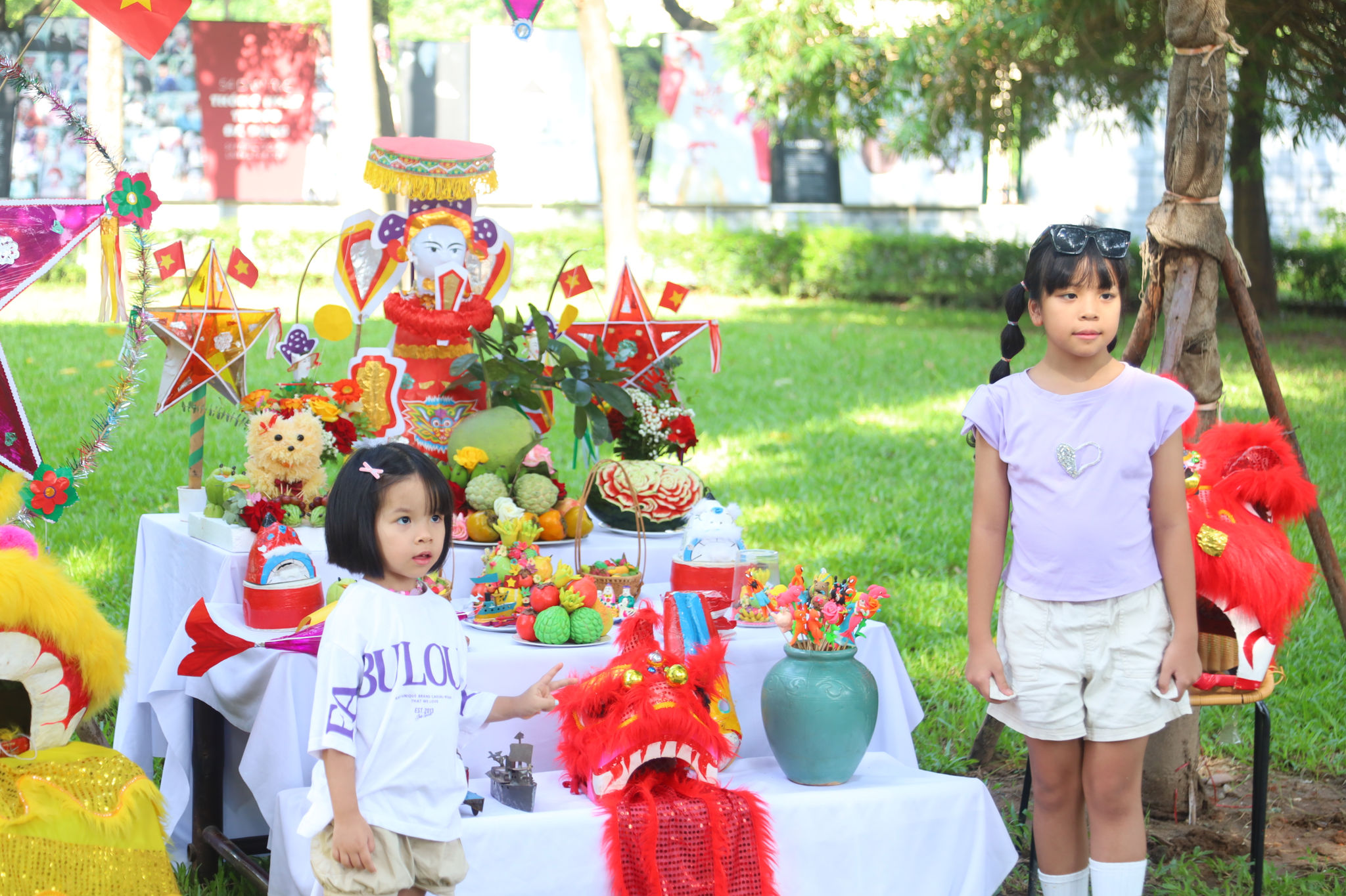 8. Các em nhỏ chụp ảnh cùng mâm cỗ Trung thu