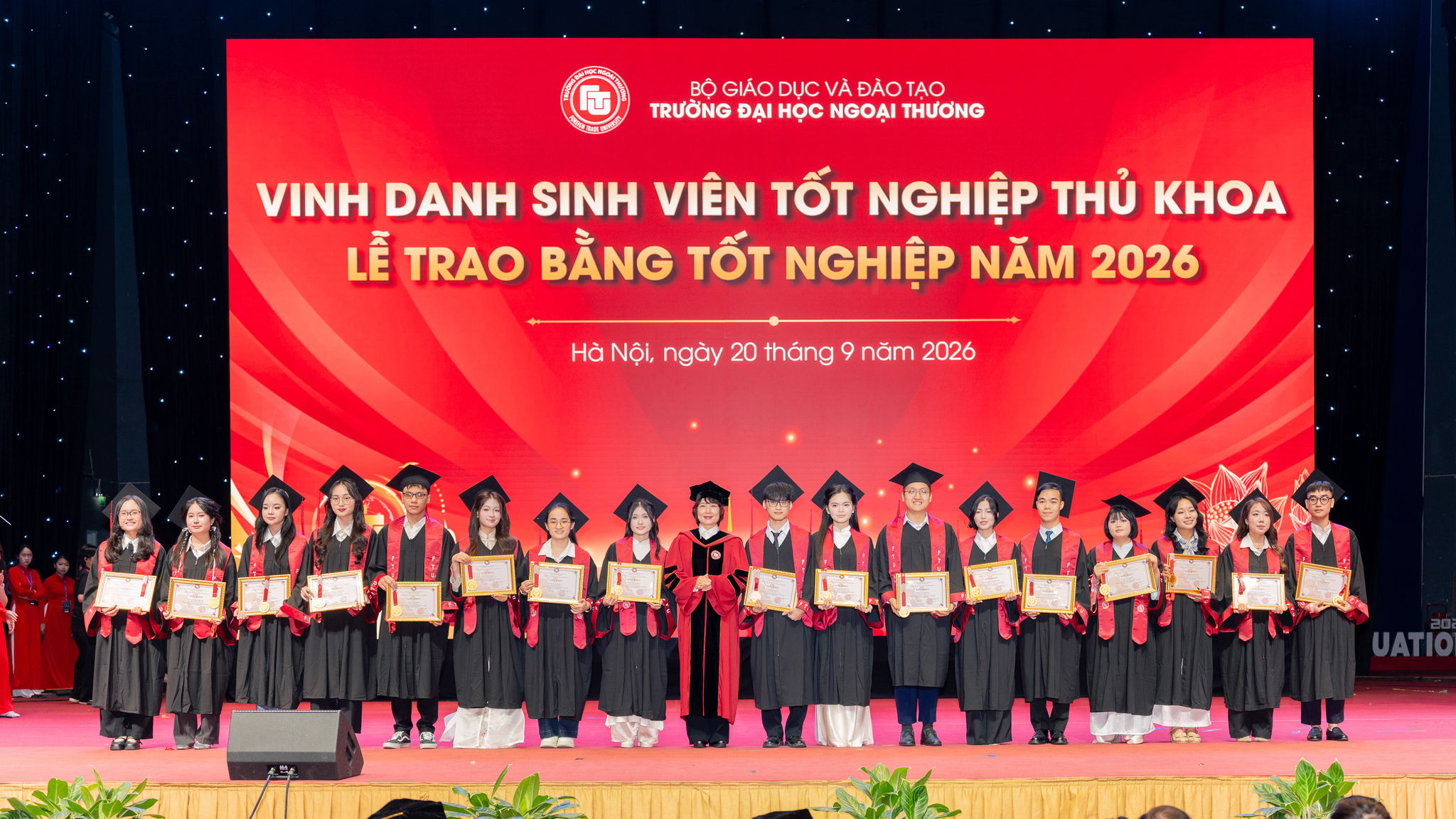 Trường Đại học Ngoại thương trao bằng tốt nghiệp đợt 2 cho hơn 1.700 sinh viên
