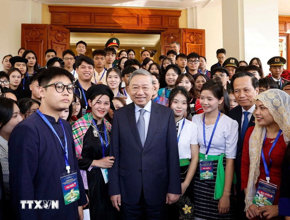 Tổng Bí thư, Chủ tịch nước Tô Lâm với các em học sinh dân tộc thiểu số tiêu biểu