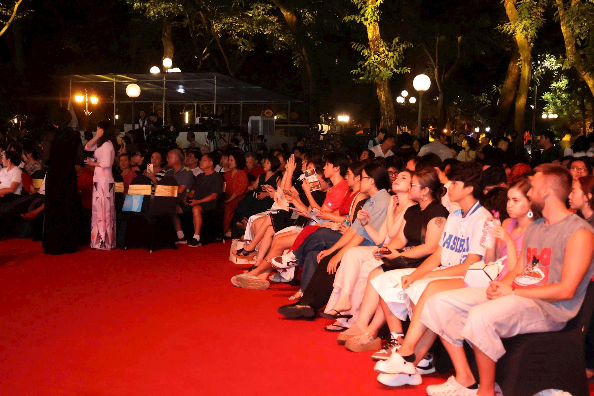 Đông khán giả đến xem chương trình bế mạc Hanoi Jazztival 2206