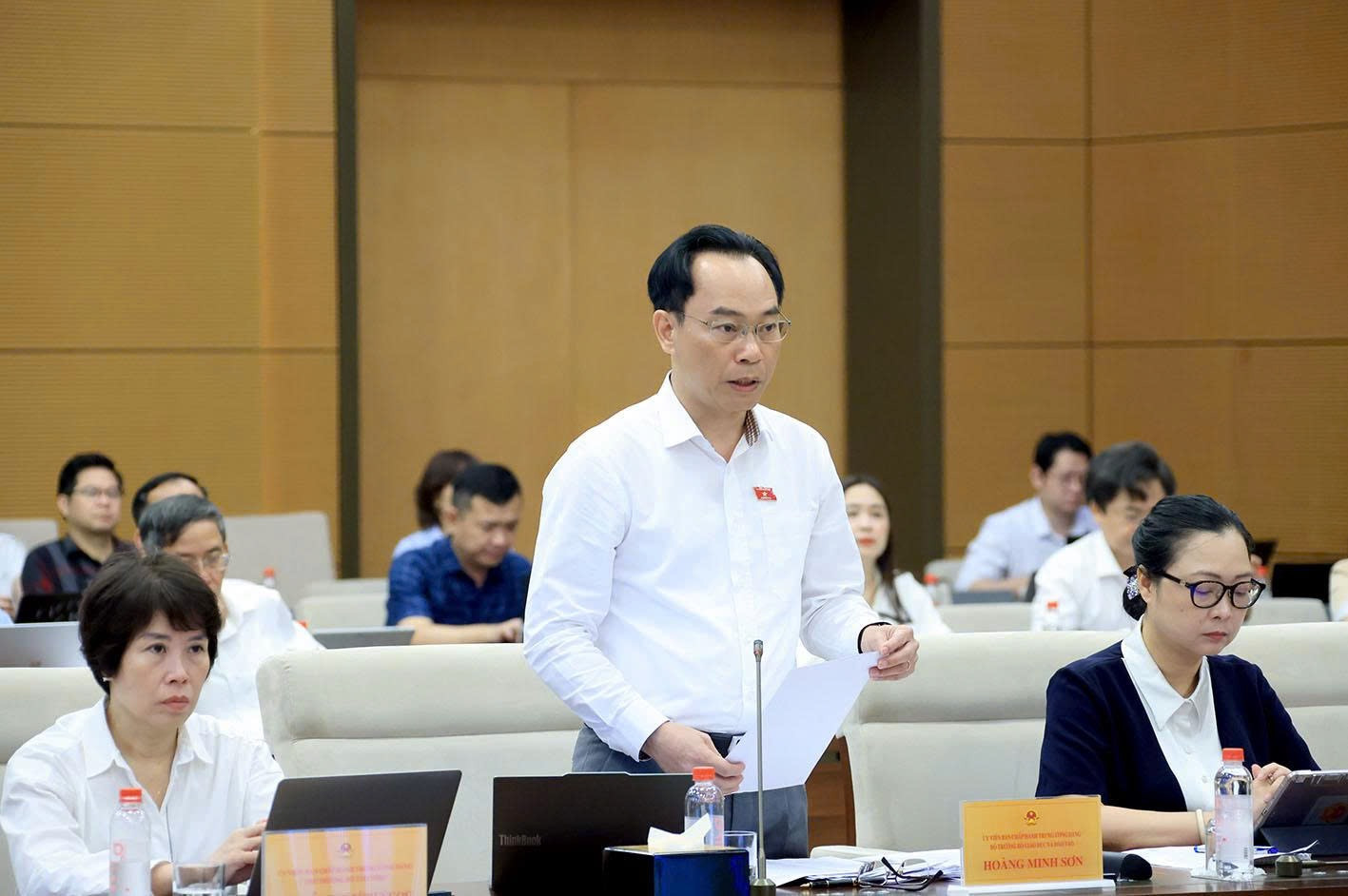 Bộ trưởng Bộ Giáo dục và Đào tạo Hoàng Minh Sơn phát biểu giải trình các vấn đề đại biểu quan tâm