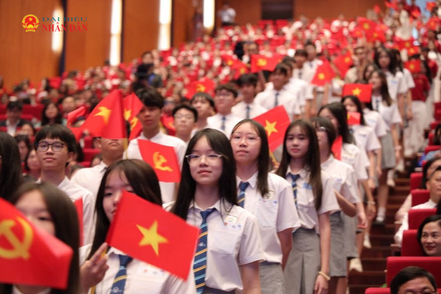 Dù lớn lên giữa phố phường nhộn nhịp hay bản làng xa xôi, nơi biên cương hay hải đảo, các em đều xứng đáng có một tuổi thơ bình yên, được đến trường, được che chở và yêu thương
