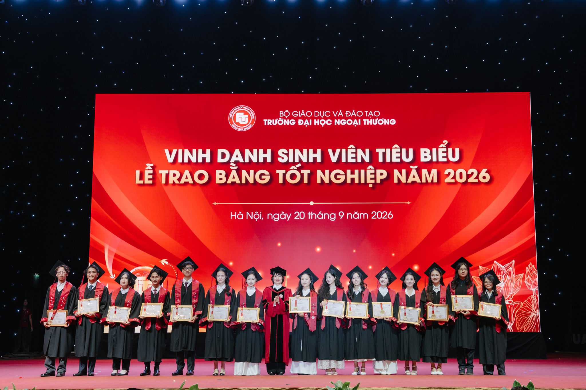 Hiệu trưởng Trường Đại học Ngoại thương trao Giấy khen cho sinh viên tốt nghiệp Thủ khoa và sinh viên tốt nghiệp tiêu biểu toàn khóa 61