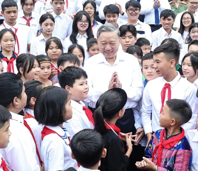 Tổng Bí thư, Chủ tịch nước Tô Lâm với các em học sinh
