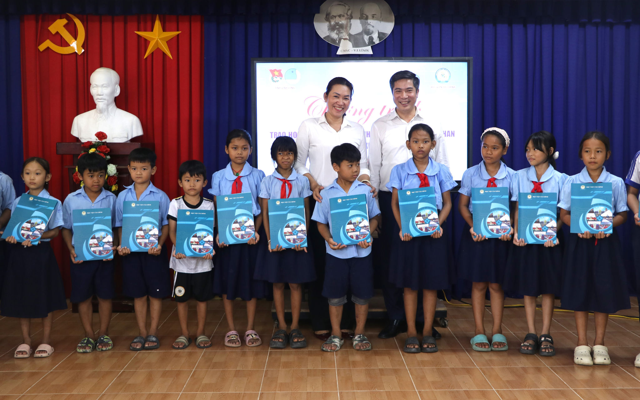 NGƯT. PGS.TS Nguyễn Đào Tùng, Giám đốc Học viện Tài chính và Bí thư Đảng ủy xã Vĩnh Xuân Đặng Thị Bé Sáu trao học bổng cho các em học sinh có hoàn cảnh khó khăn trên địa bàn xã
