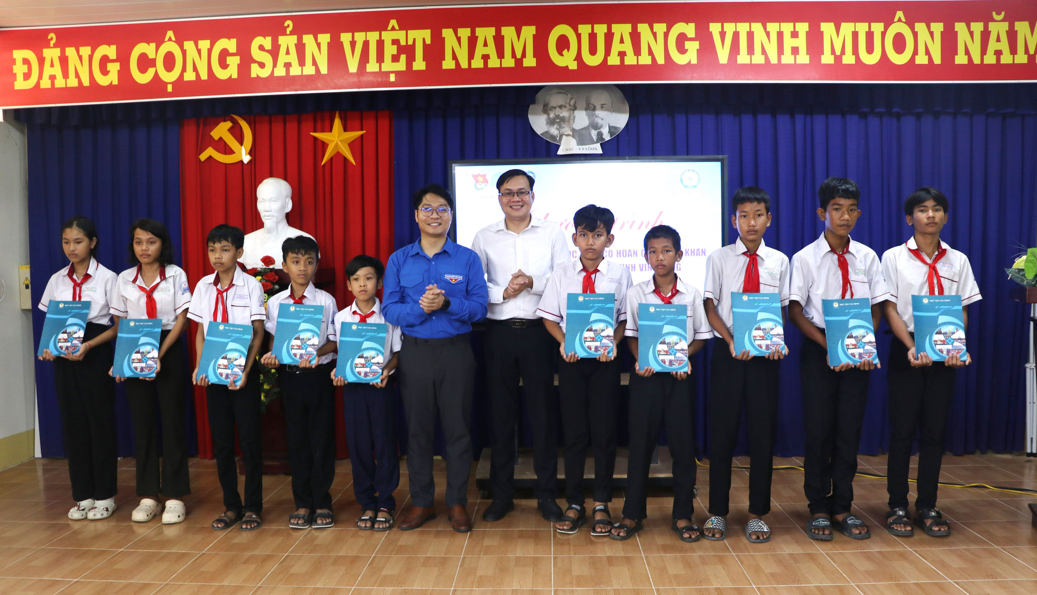 TS Tạ Đình Hòa, Bí thư Đoàn Thanh niên Học viện Tài chính, Phó Trưởng Khoa Ngoại ngữ và Ủy viên Ban Chấp hành Trung ương Đoàn, Phó Bí thư Thường trực Tỉnh đoàn, Chủ tịch Hội Liên hiệp Thanh niên Việt Nam tỉnh Vĩnh Long Nguyễn Thanh Nhã trao học bổng cho các em học sinh có hoàn cảnh khó khăn tại xã…