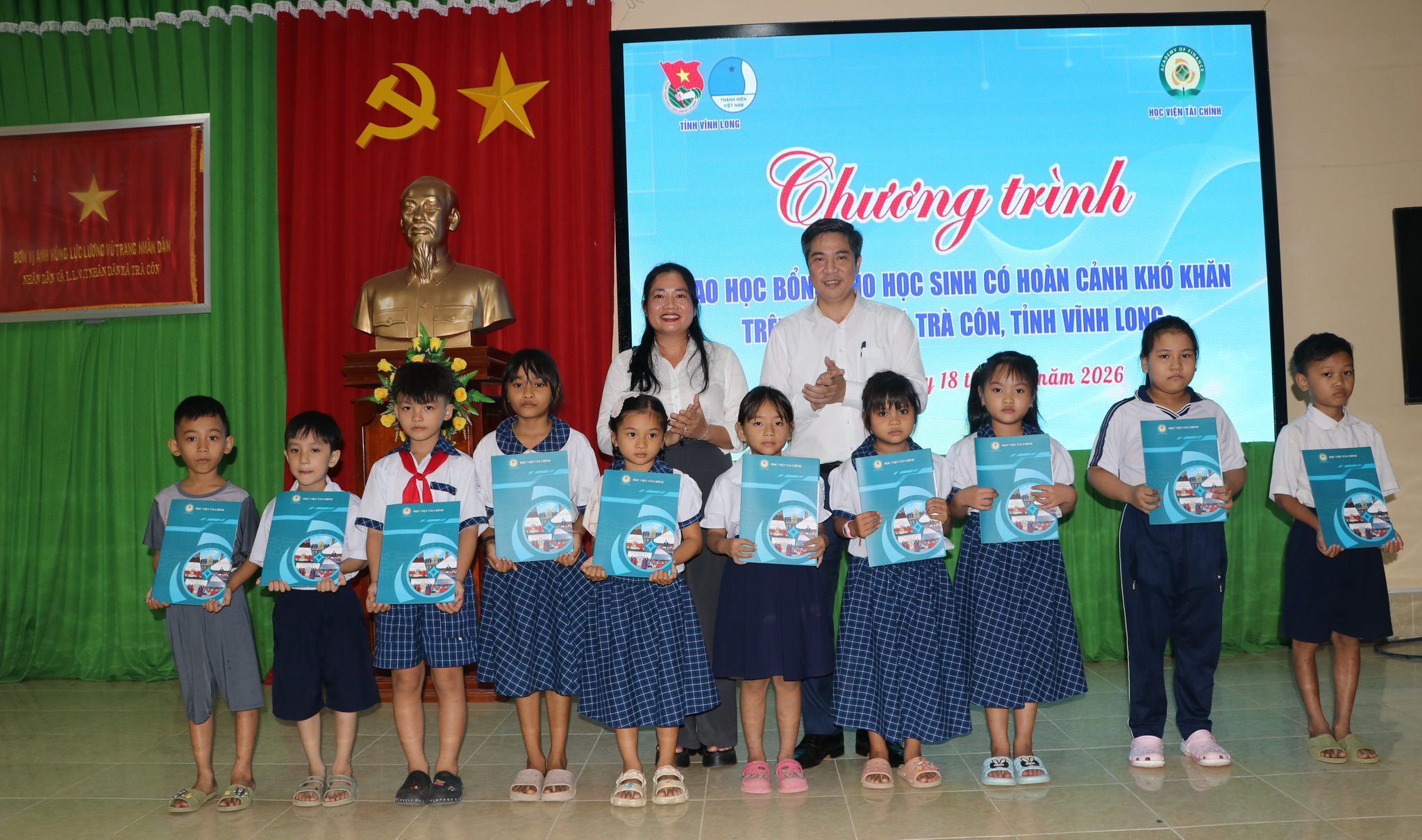 Đoàn công tác Học viện Tài chính trao quà, động viên các em học sinh có hoàn cảnh khó khăn tại xã Trà Côn