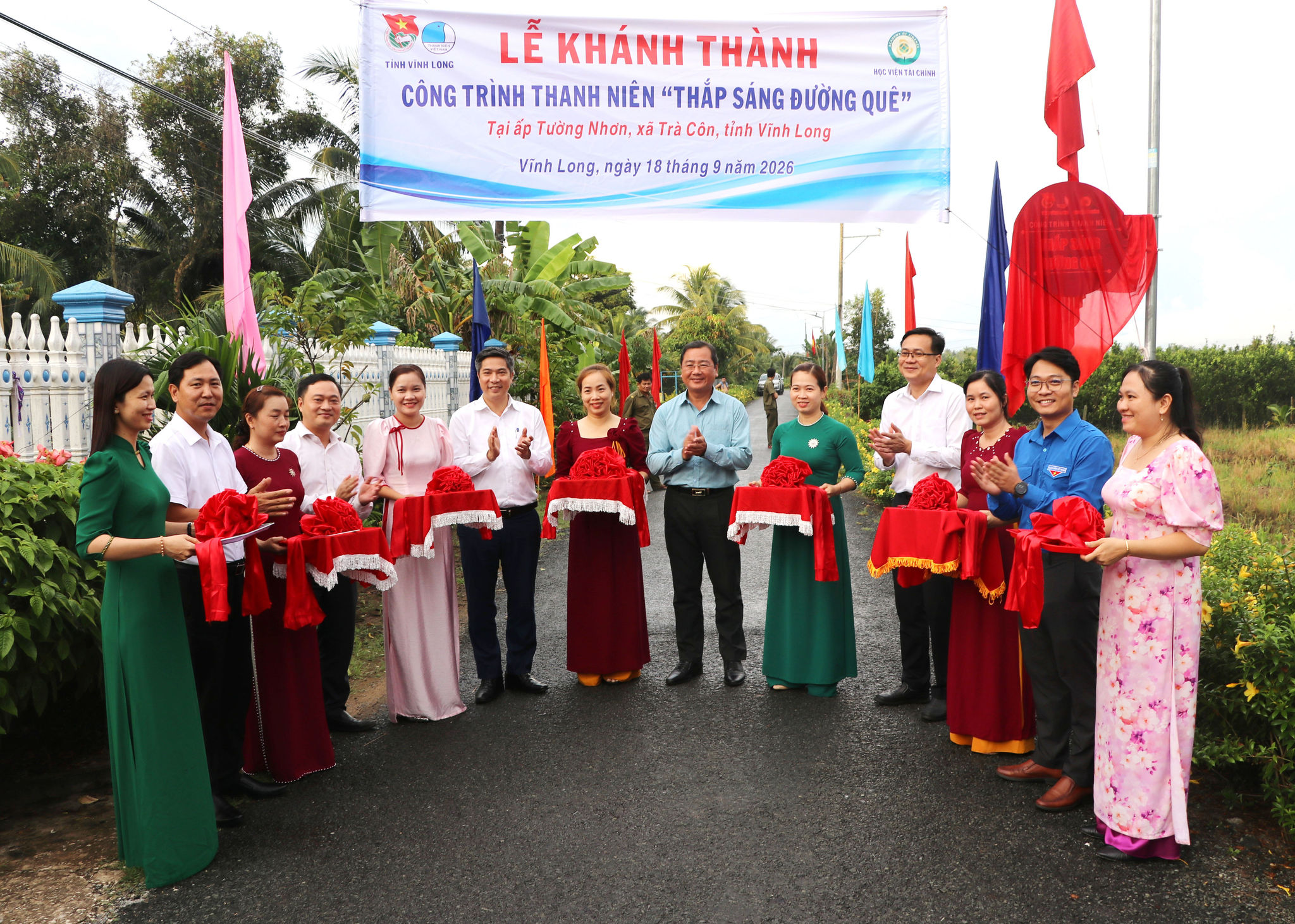 Đại diện Học viện Tài chính và các đơn vị thực hiện nghi thức cắt băng khánh thành công trình thanh niên “Thắp sáng đường quê” tại xã Trà Côn