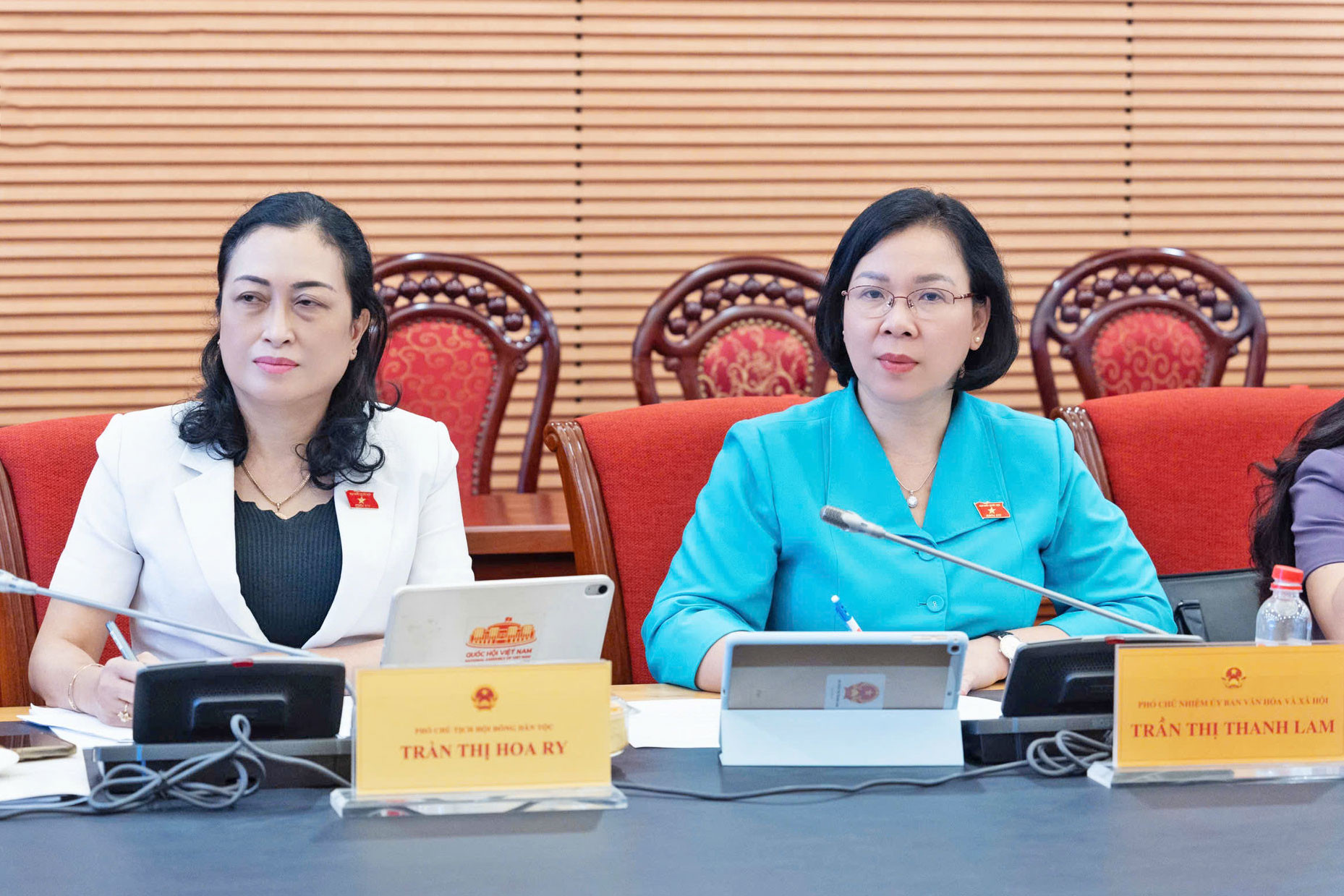 Phó Chủ tịch Hội đồng Dân tộc Trần Thị Hoa Ry và Phó Chủ nhiệm Ủy ban Văn hóa và Xã hội Trần Thị Thanh Lam chủ trì tọa đàm