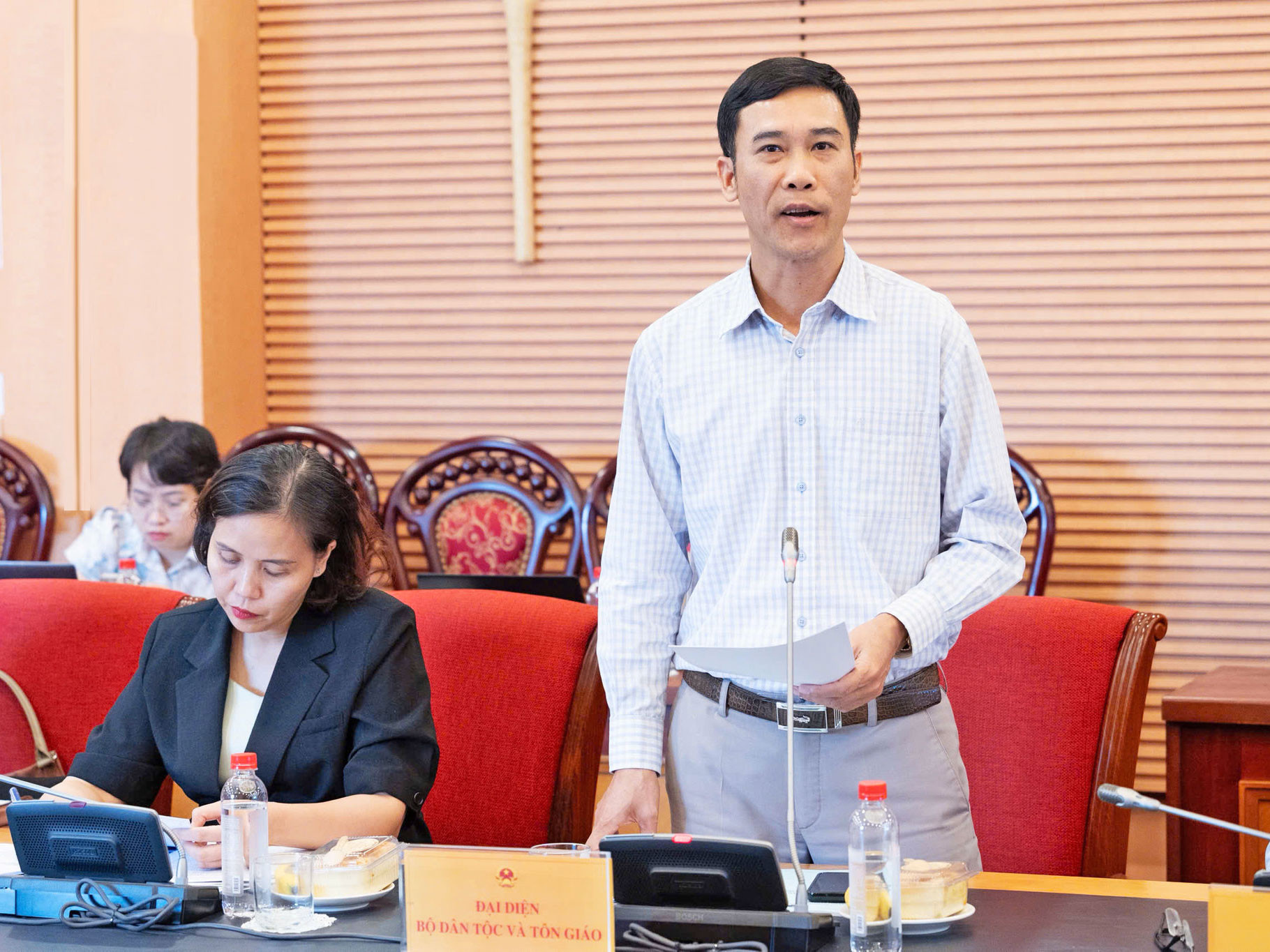 Phó Vụ trưởng Vụ Chính sách, Bộ Dân tộc và Tôn giáo Trần Văn Đoài phát biểu tại tọa đàm