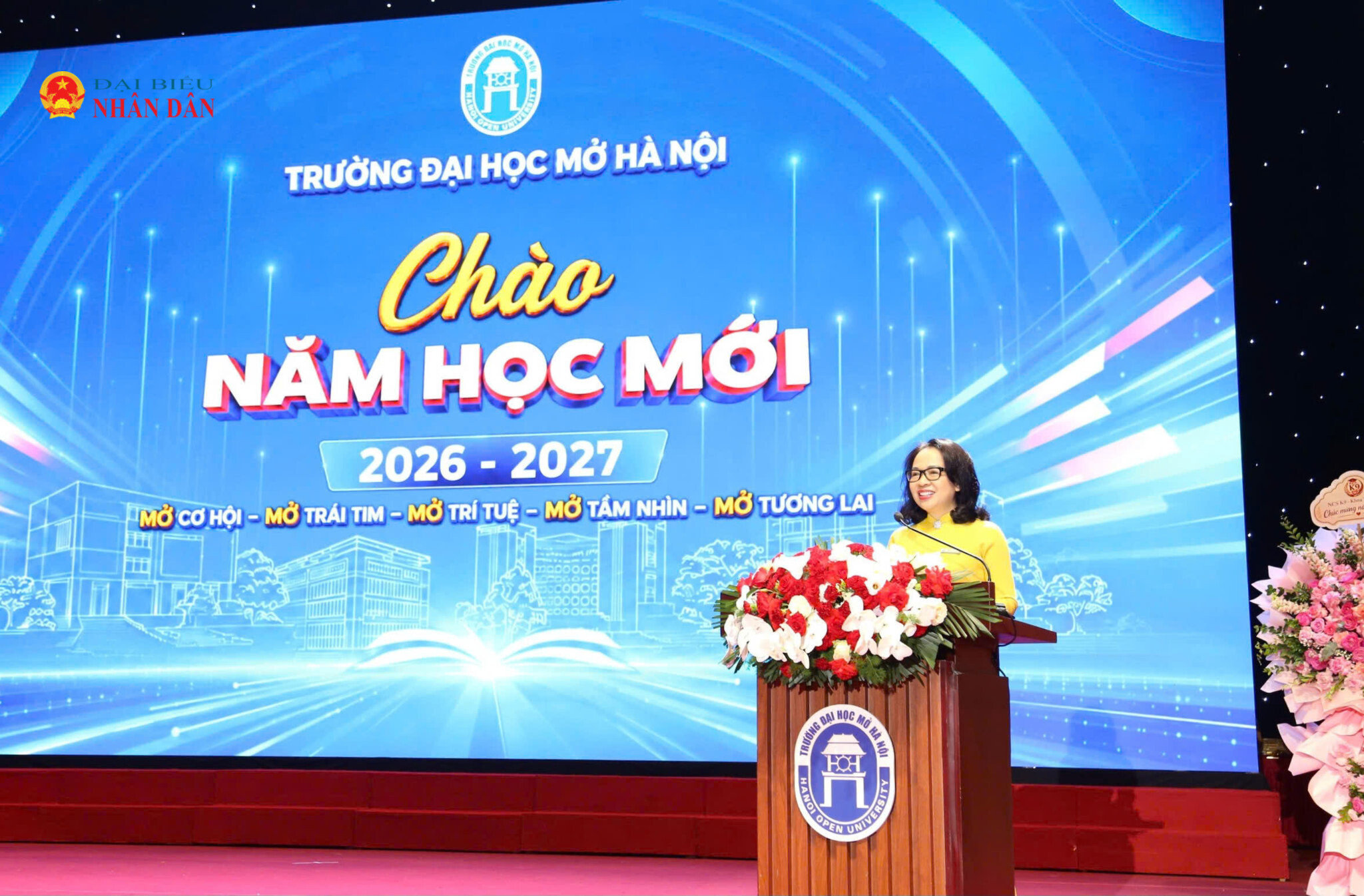 Bí thư Đảng ủy, Hiệu trưởng Trường Đại học Mở Hà Nội, PGS.TS Nguyễn Thị Nhung phát biểu chào mừng năm học mới 2026-2027