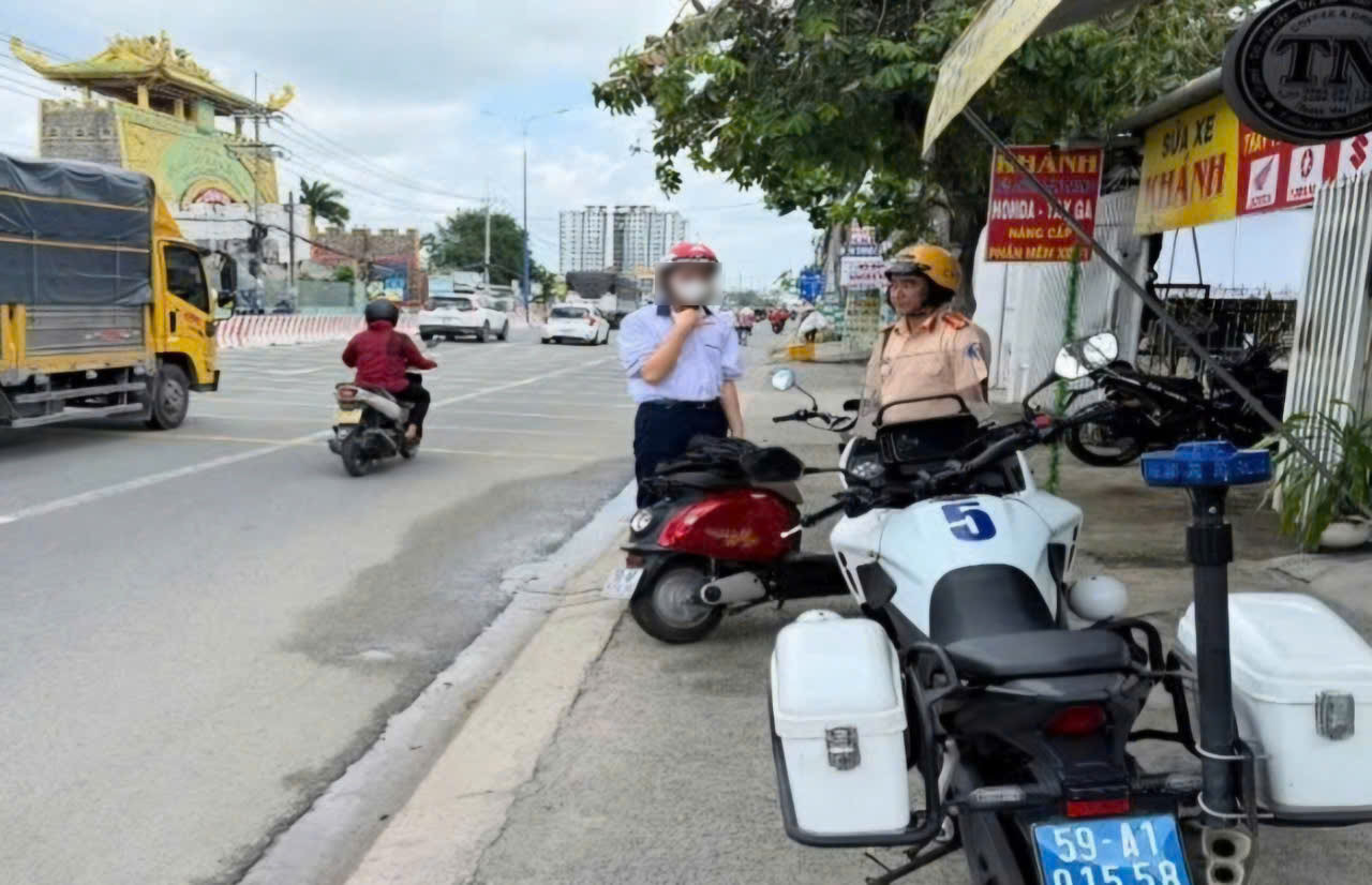 Cán bộ Đội CSGT Bình Triệu kết hợp xử lý vi phạm và tuyên truyền đối với học sinh vi phạm giao thông