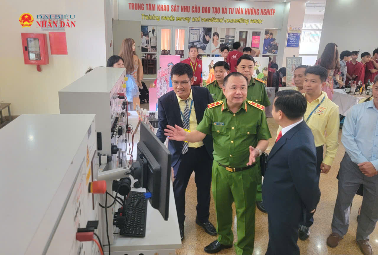 Trung tướng Trần Văn Thiện (giữa) Cục trưởng Cục C11 tham quan, trao đổi với lãnh đạo, giảng viên Trường CĐ Kỹ nghệ II