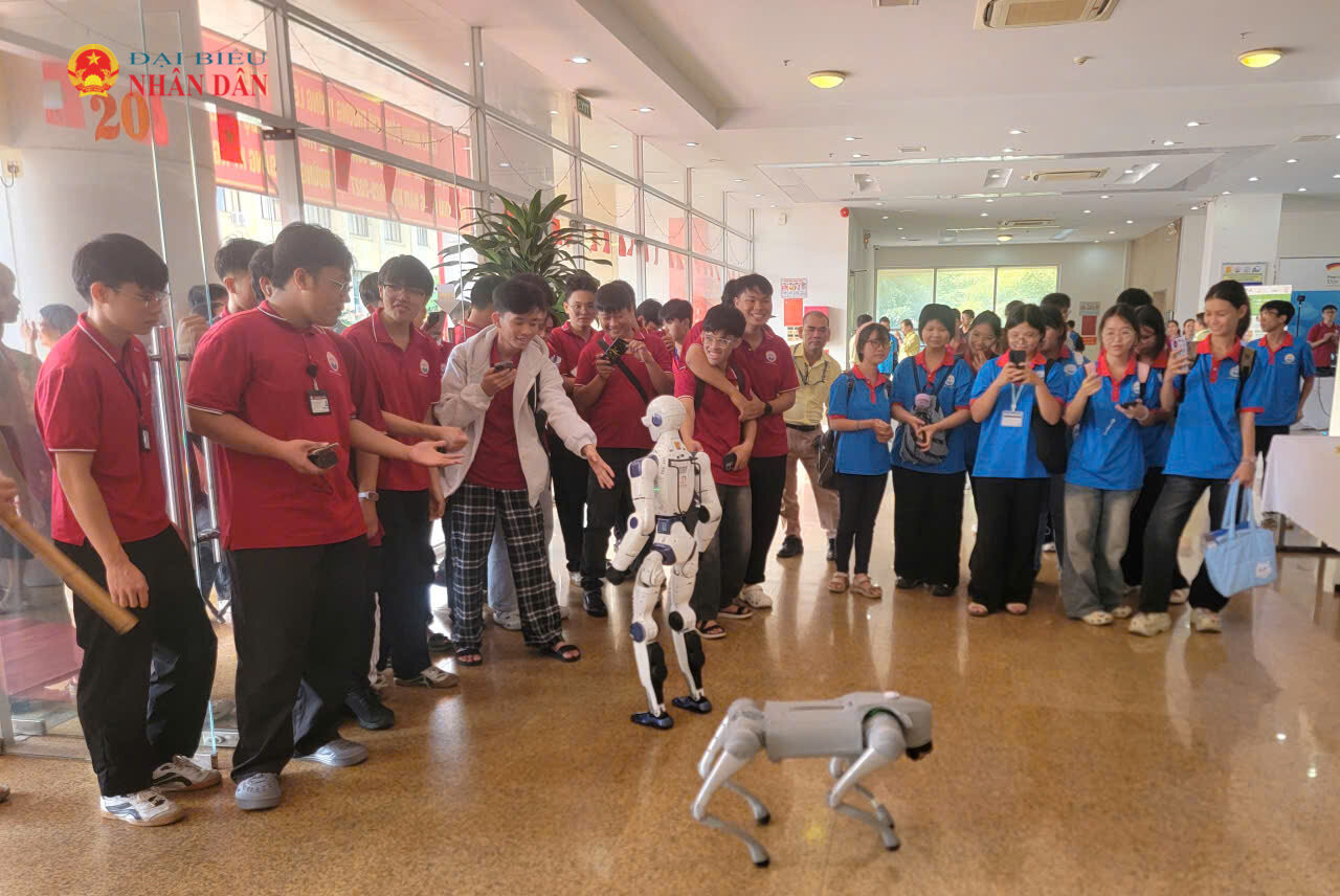 Mô hình robot biểu diễn tại khuôn viên lễ khai giảng thu hút sự chú ý của đông đảo học sinh, sinh viên và khách dự