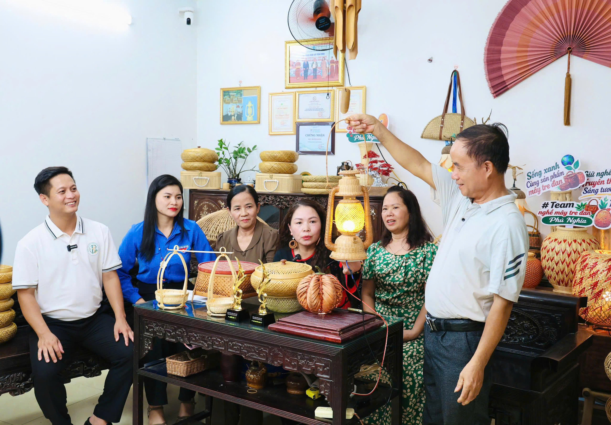 Qua livestream, những câu chuyện về sản phẩm và quá trình tạo ra sản phẩm được các nghệ nhân chia sẻ sinh động